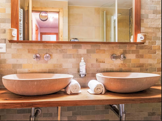 Salle d'eau avec baignoire-douche, doubles vasques et WC