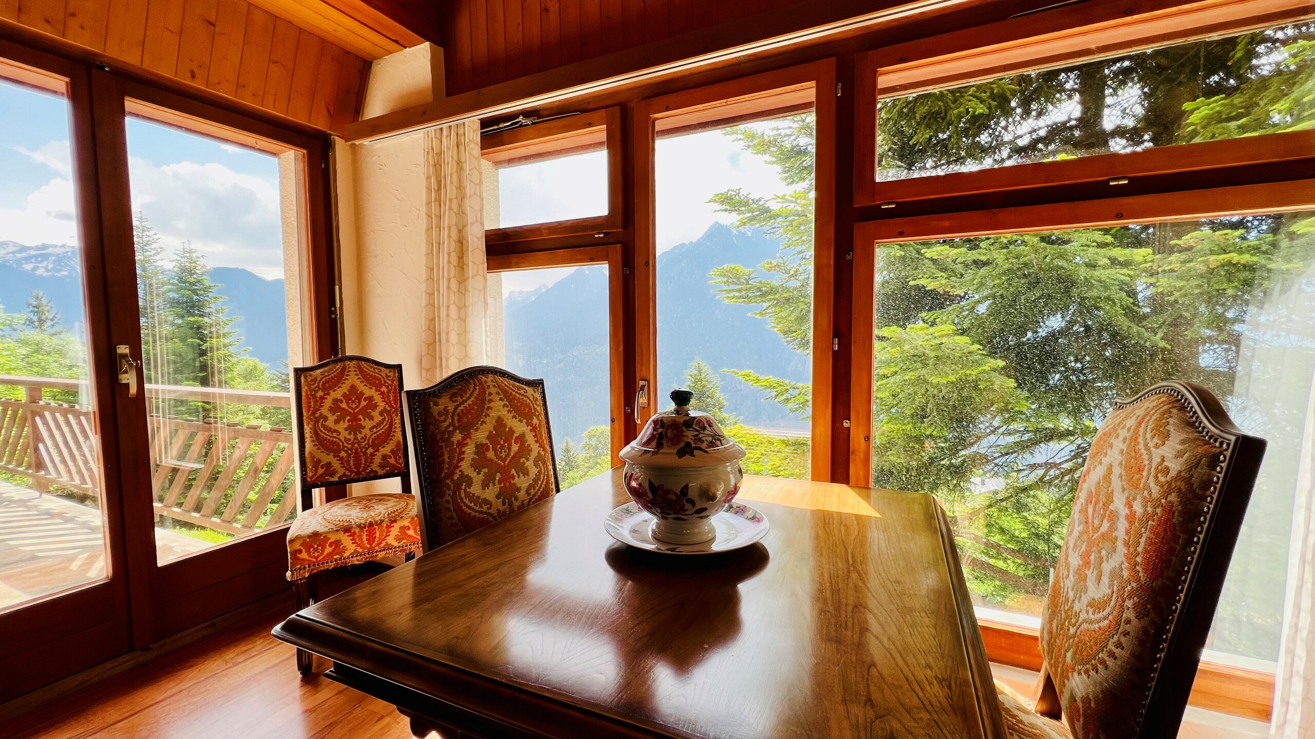 Esszimmer mit Zugang zum Balkon Esszimmer mit Zugang zum Balkon