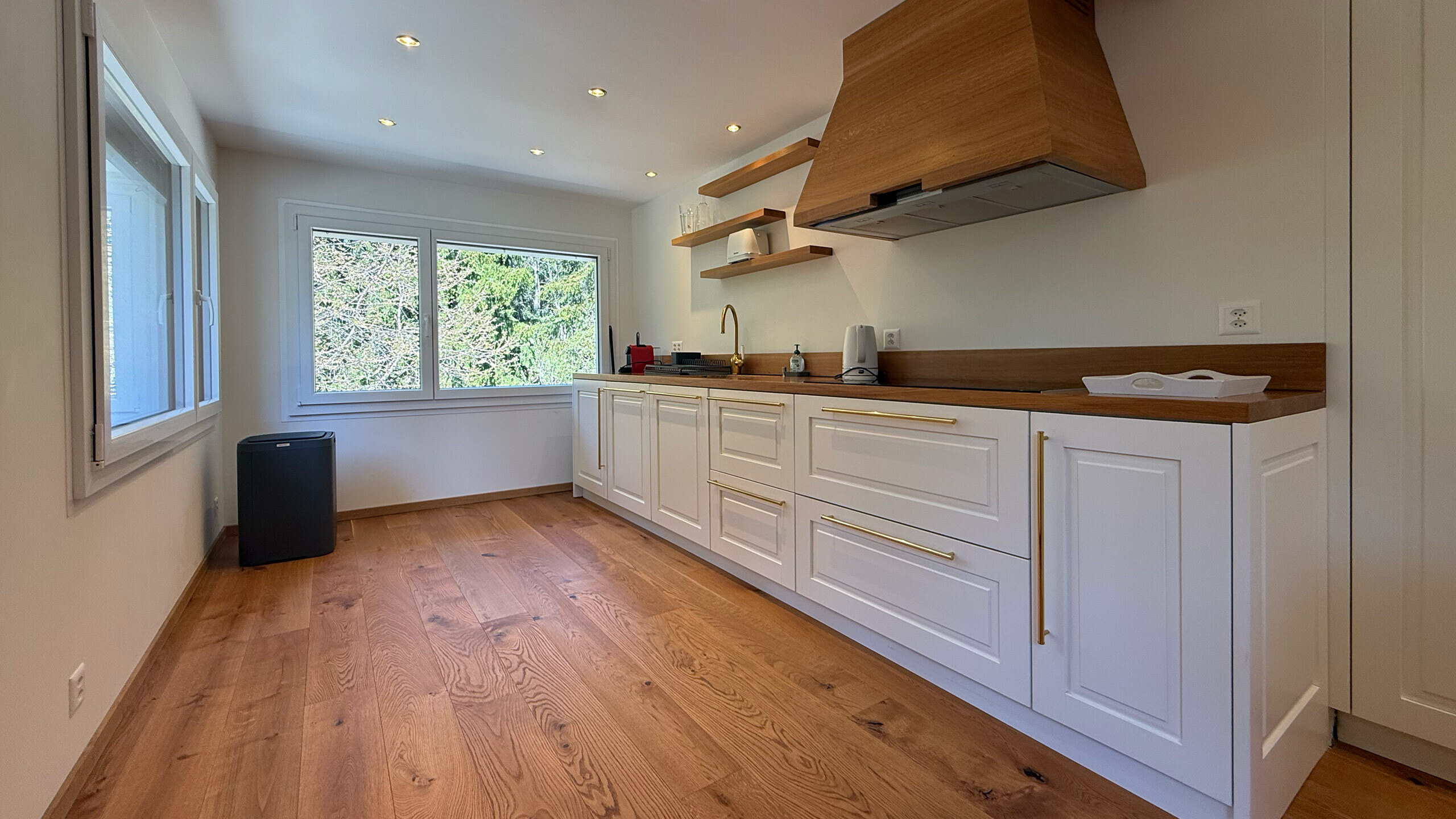 Fully equipped kitchen (View 1)