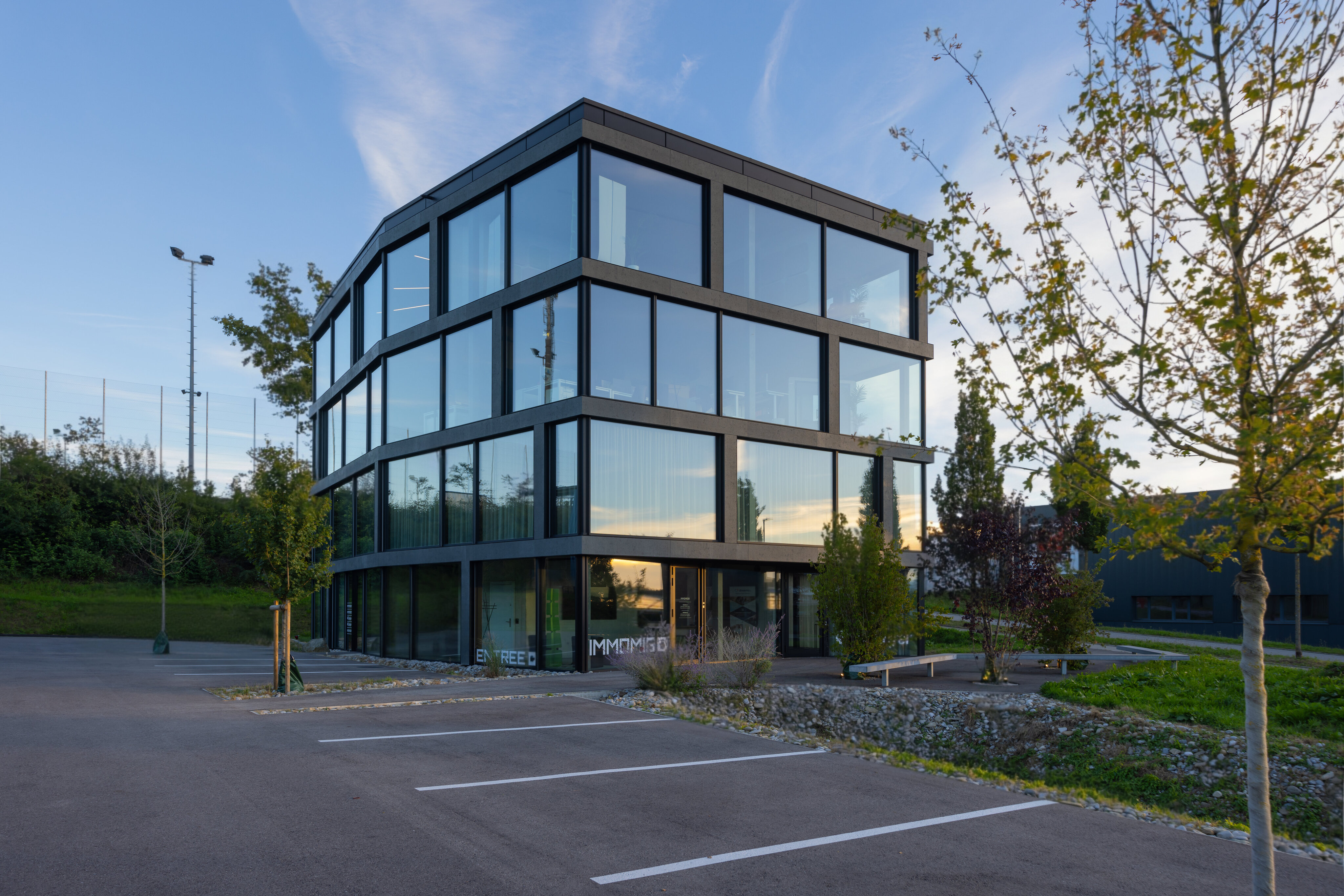 Il moderno edificio di IMMOMIG SA a Düdingen, in Svizzera, è anche il centro operativo di dreamo.ch