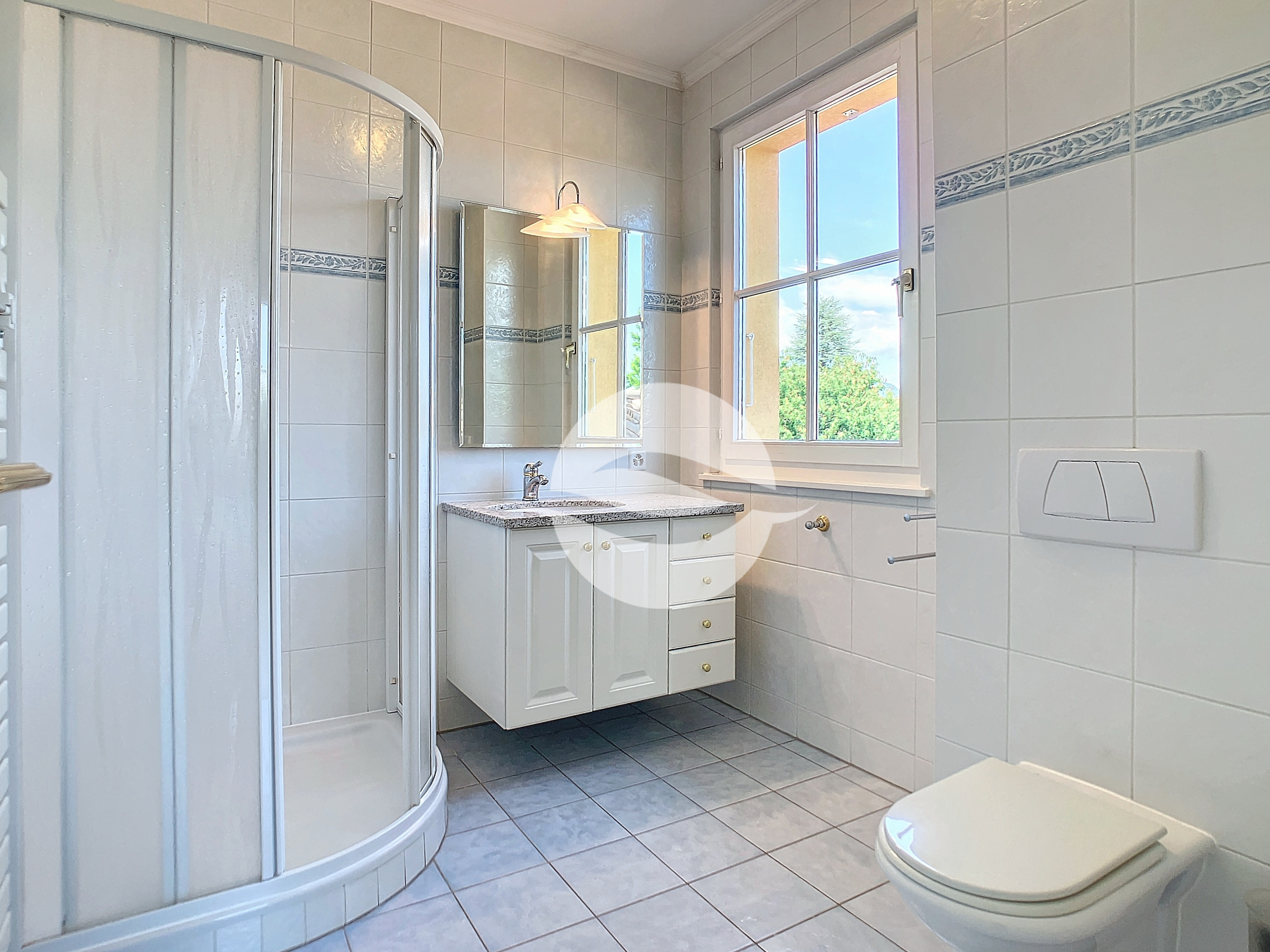 1er : 4ème chambre avec armoires et salle de douche privée