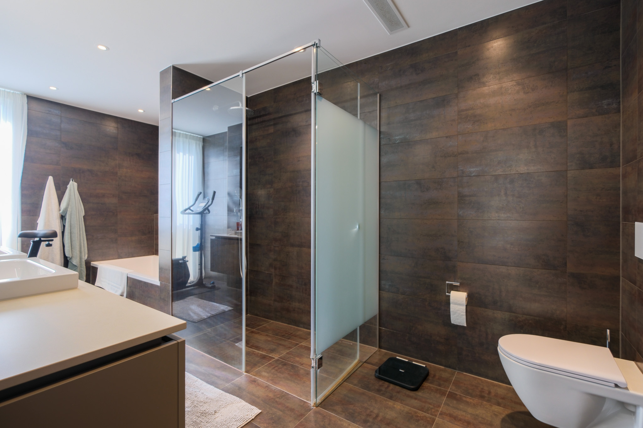 Bad en Suite mit Badewanne und Dusche