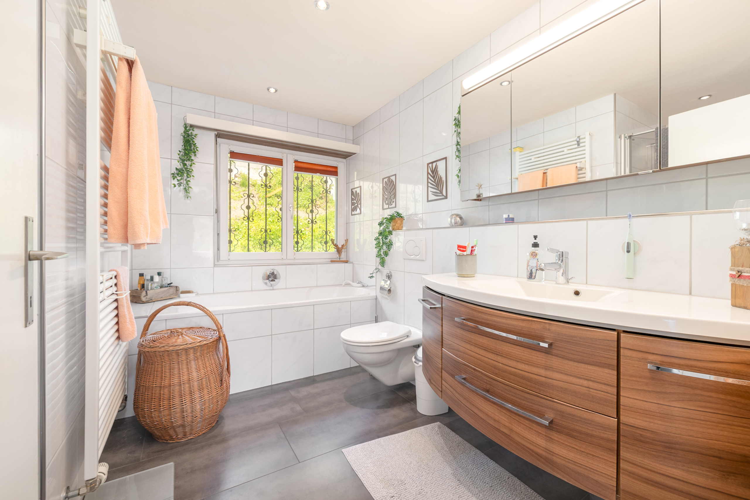 Nasszelle mit Badewanne und Dusche Nasszelle mit Badewanne und Dusche