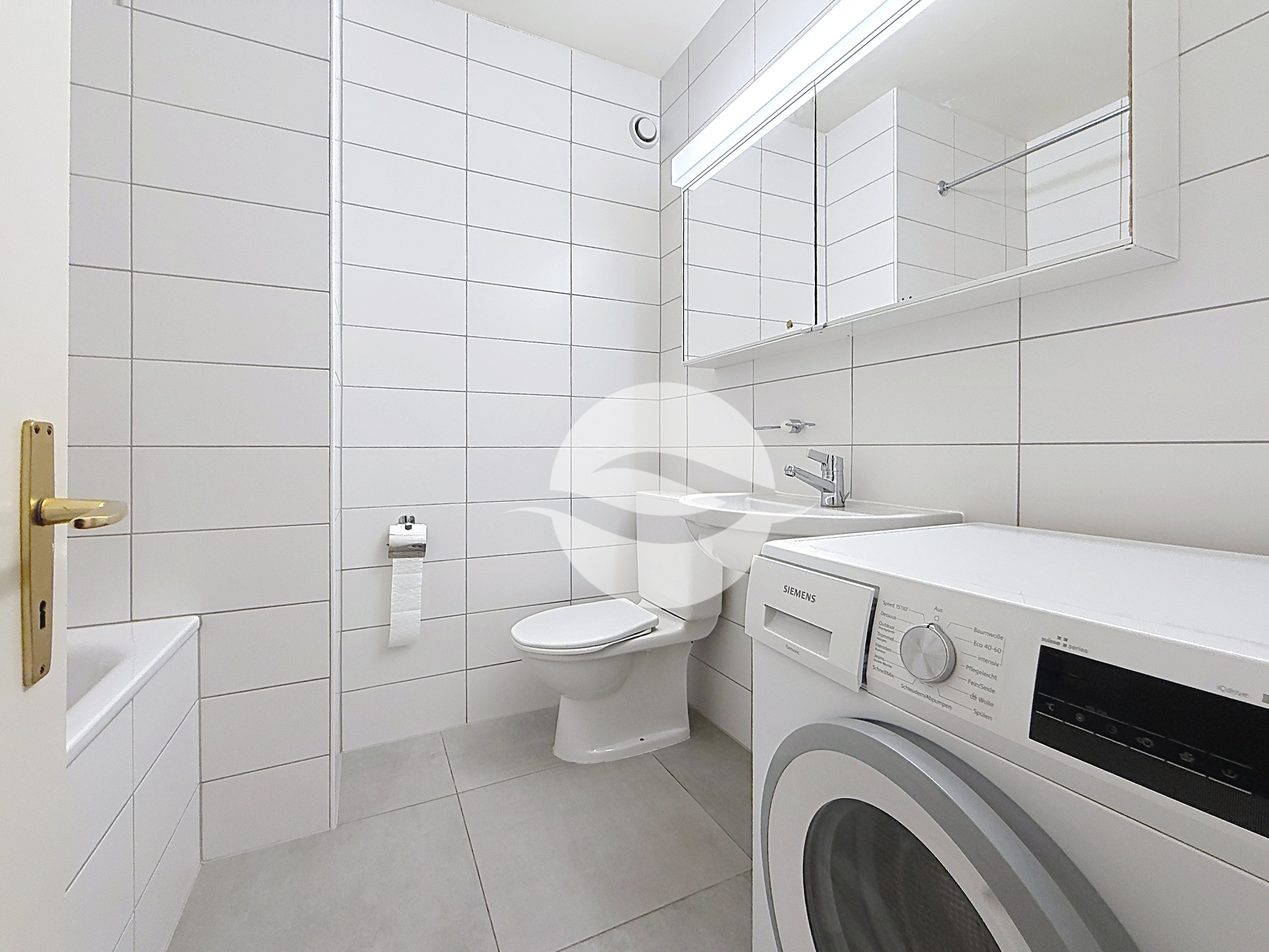 Salle de bains avec lave-linge