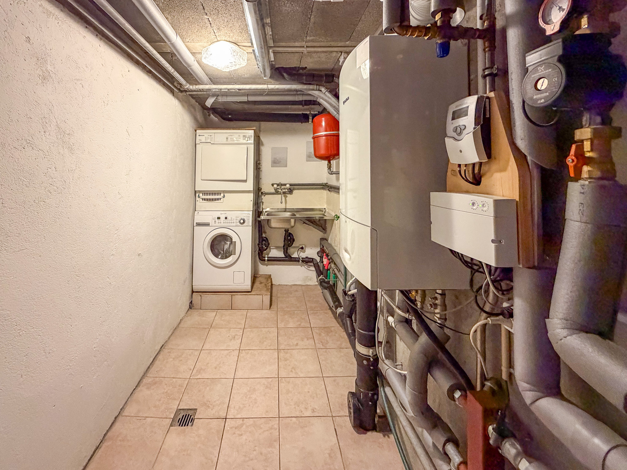 Rez inférieur duplex - local technique et buanderie