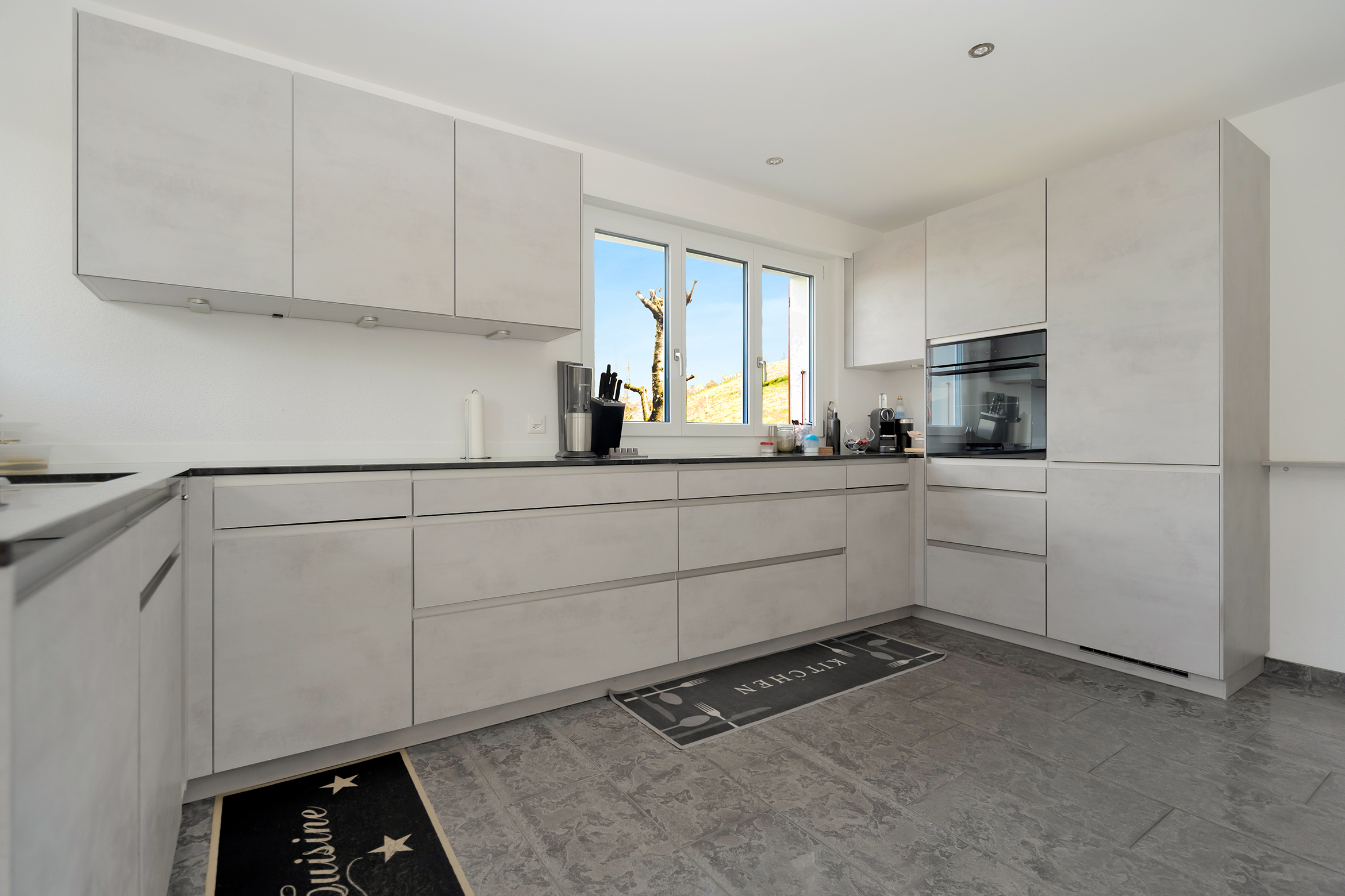 Neue, offene Küche nach Mass im 1.OG (2023)