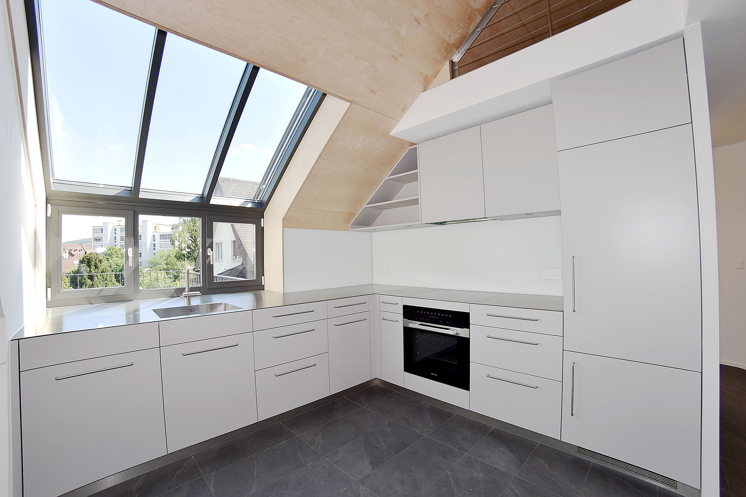 Moderne Küche mit hochwertiger Edelstahlabdeckung Moderne Küche mit hochwertiger Edelstahlabdeckung