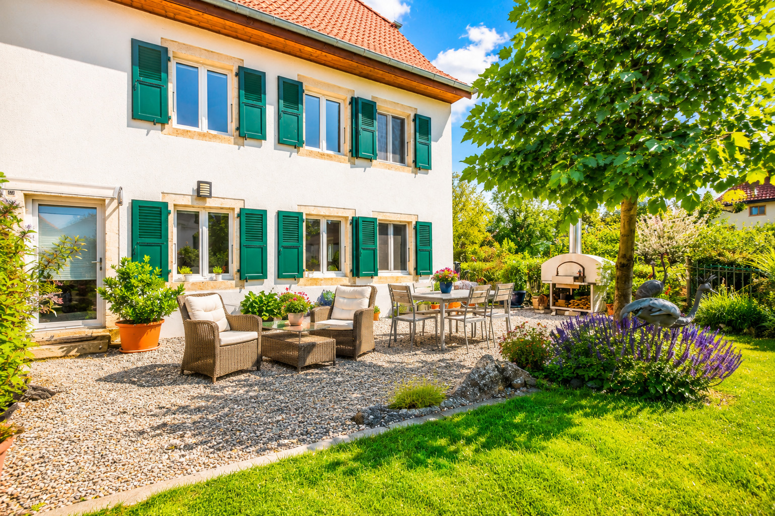 Sonniger Garten mit mediterranem Flair