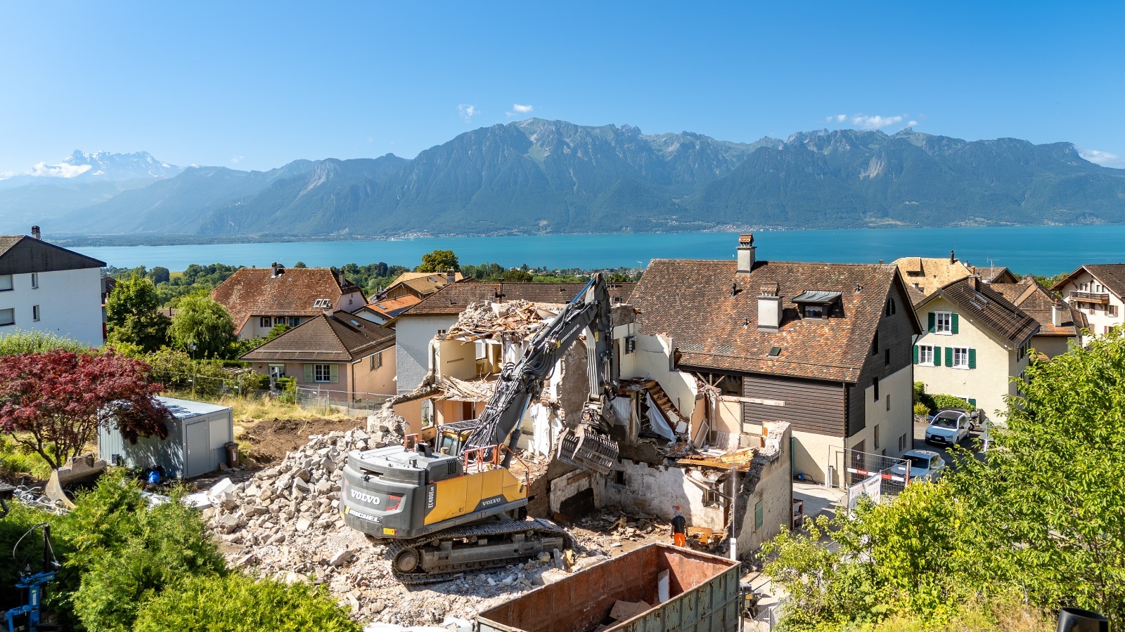 Projet immobilier avec appartements à vendre à St-Légier : démolition et préparation du terrain.