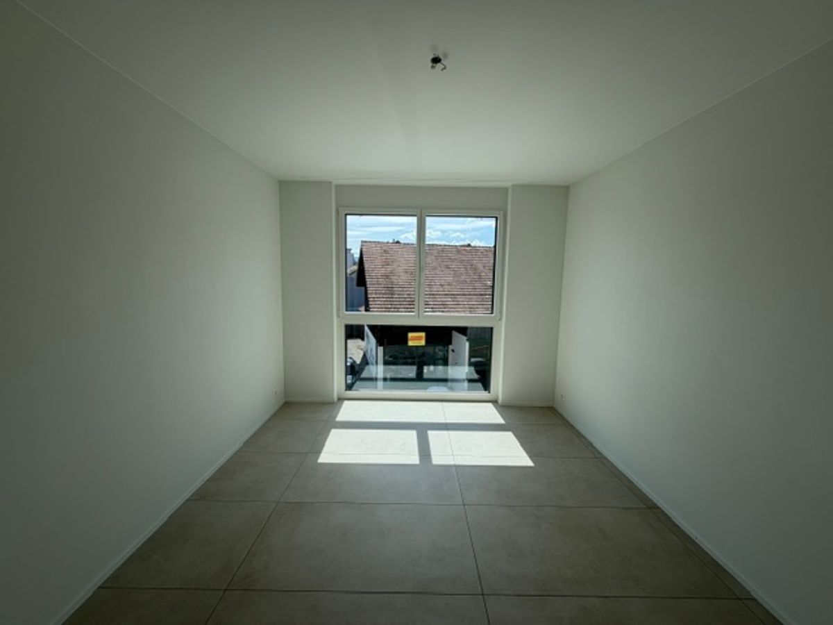 Helles Zimmer mit grossen Fenstern und Fliesenboden. Helles Zimmer mit grossen Fenstern und Fliesenboden.