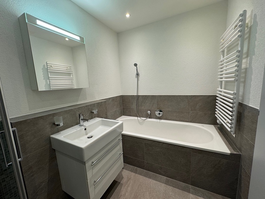 salle de bain avec baignoire