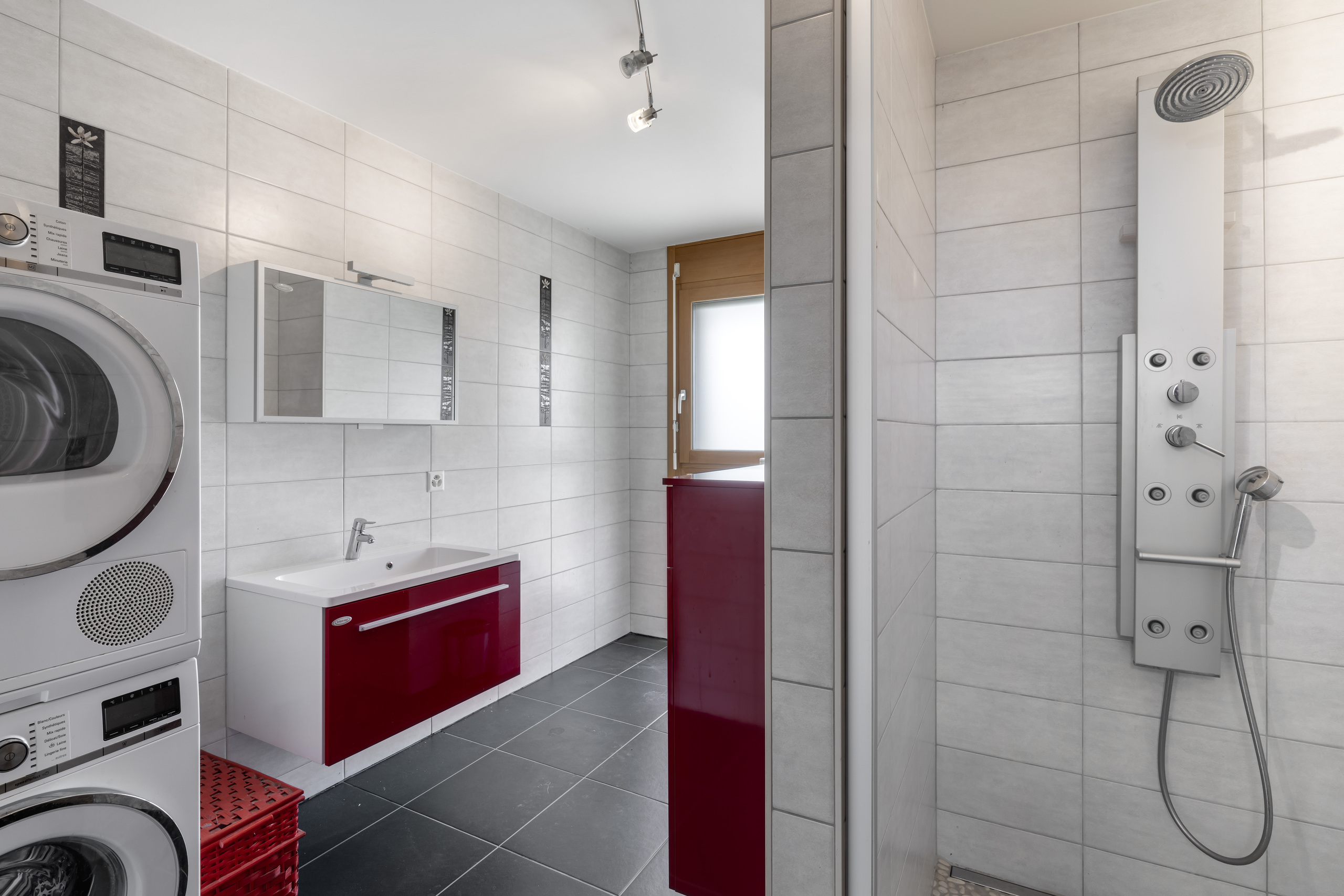 2ème salle d'eau avec douche à l'italienne et machines à laver/sécher