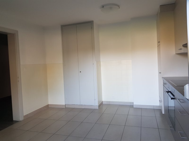 Nouveau 1 / 6 Appartement Appartement de 2.5 pièces en location à St-Maurice - 75 m² CHF 1'100.-/mois + ch. Rte des Iles 7-9, 1890 St-Maurice 2ème étage Immédiatement 02604 - Appartement 2.5 pièces - Rte des Iles 7-9 - St-Maurice Appartement rénové de 2,5 pièces à louer. )Découvrez ce charmant appartement de 2,5 pièces entièrement rénové, offrant une distribution fonctionnelle et de beaux espaces de vie. )L'appartement se compose d'un hall d'entrée distribuant le salon, la cuisine et la chambre. )Un salon lumineux. )Une cuisine séparée. )Une chambre à coucher confortable et un réduit offrant un espace de rangement supplémentaire. )Ce bien est agrémenté de trois balcons.