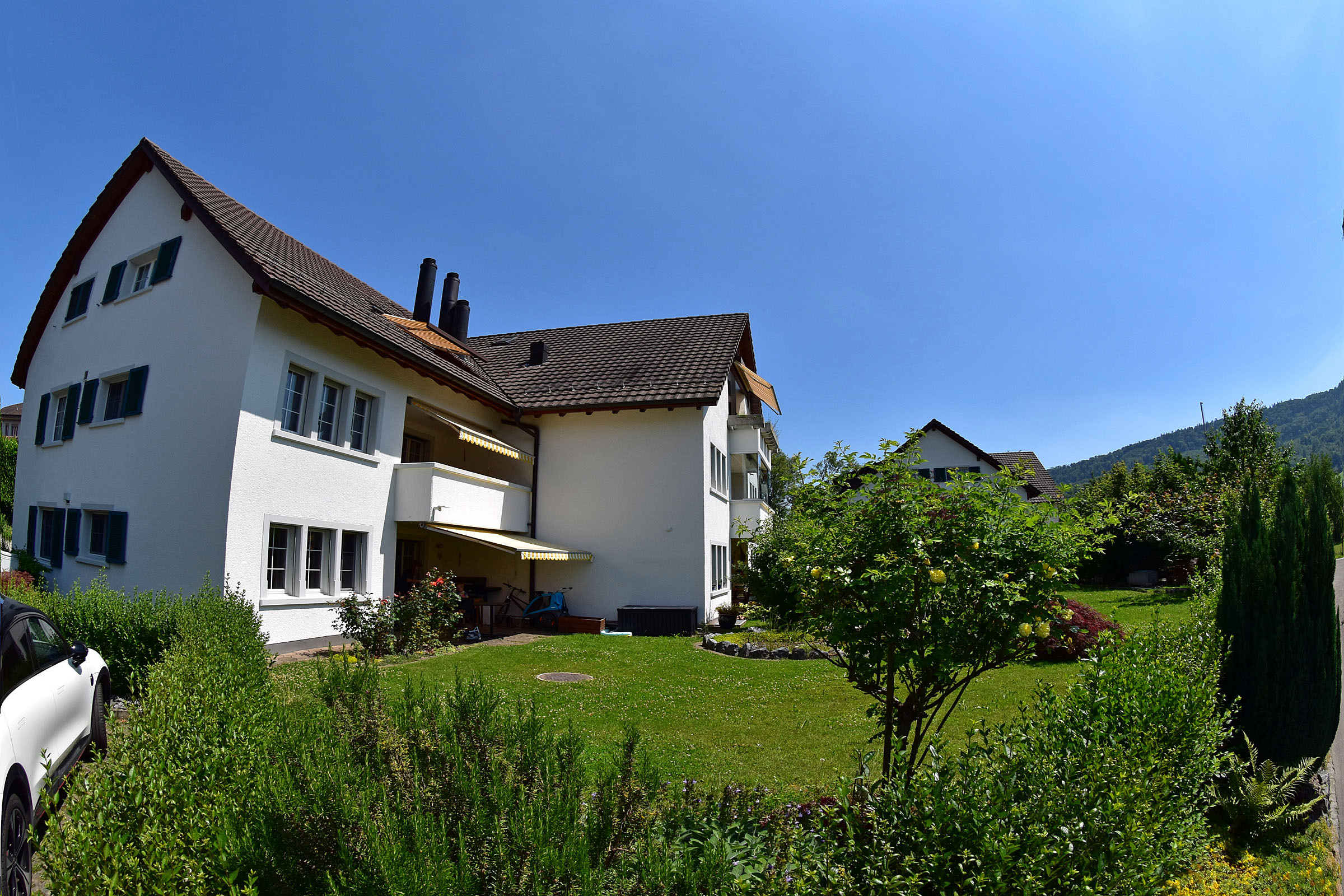Die sonnenverwöhnte West Fassade mit idyllischer Gartenanlage