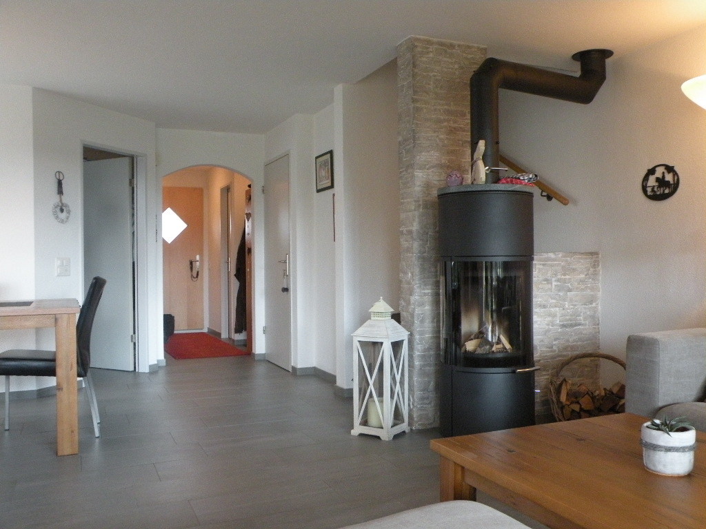 Wohnzimmer mit Sicht auf  Eingang/Küche