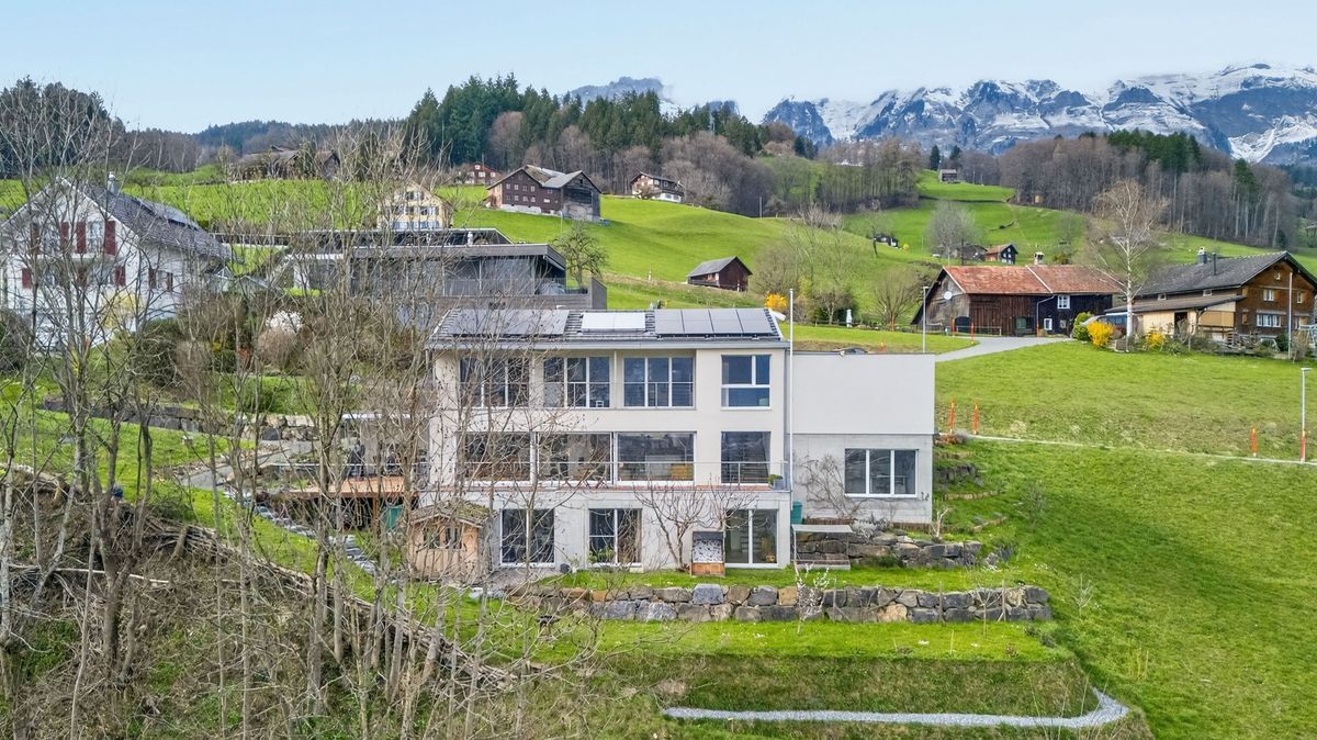 Modernes Einfamilienhaus in hügeliger Umgebung mit Panoramablick