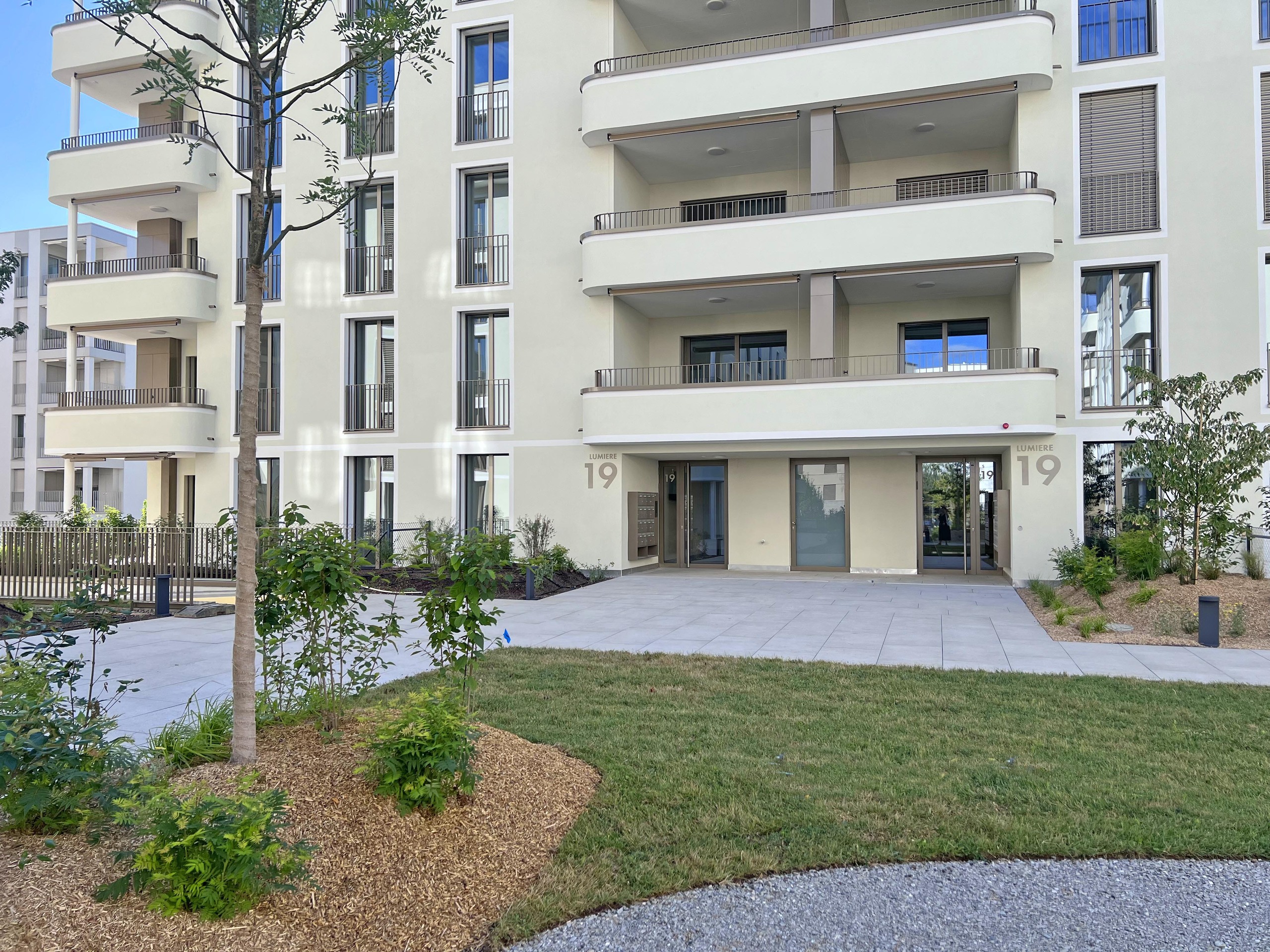 Entrée immeuble - Rue des Frère-Lumière 19a-19b 