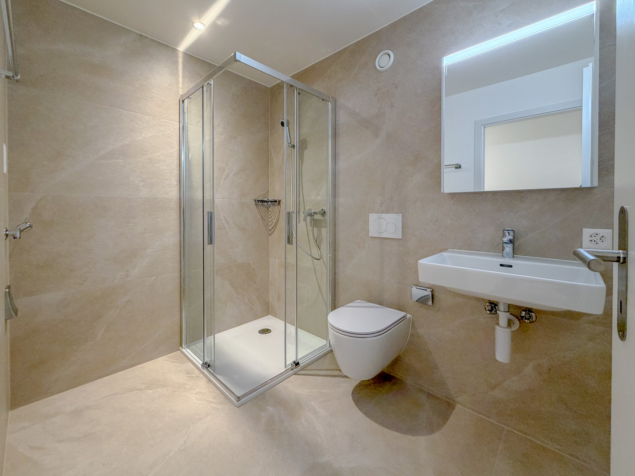 Salle de douche avec pré-équipement pour une colonne de lavage