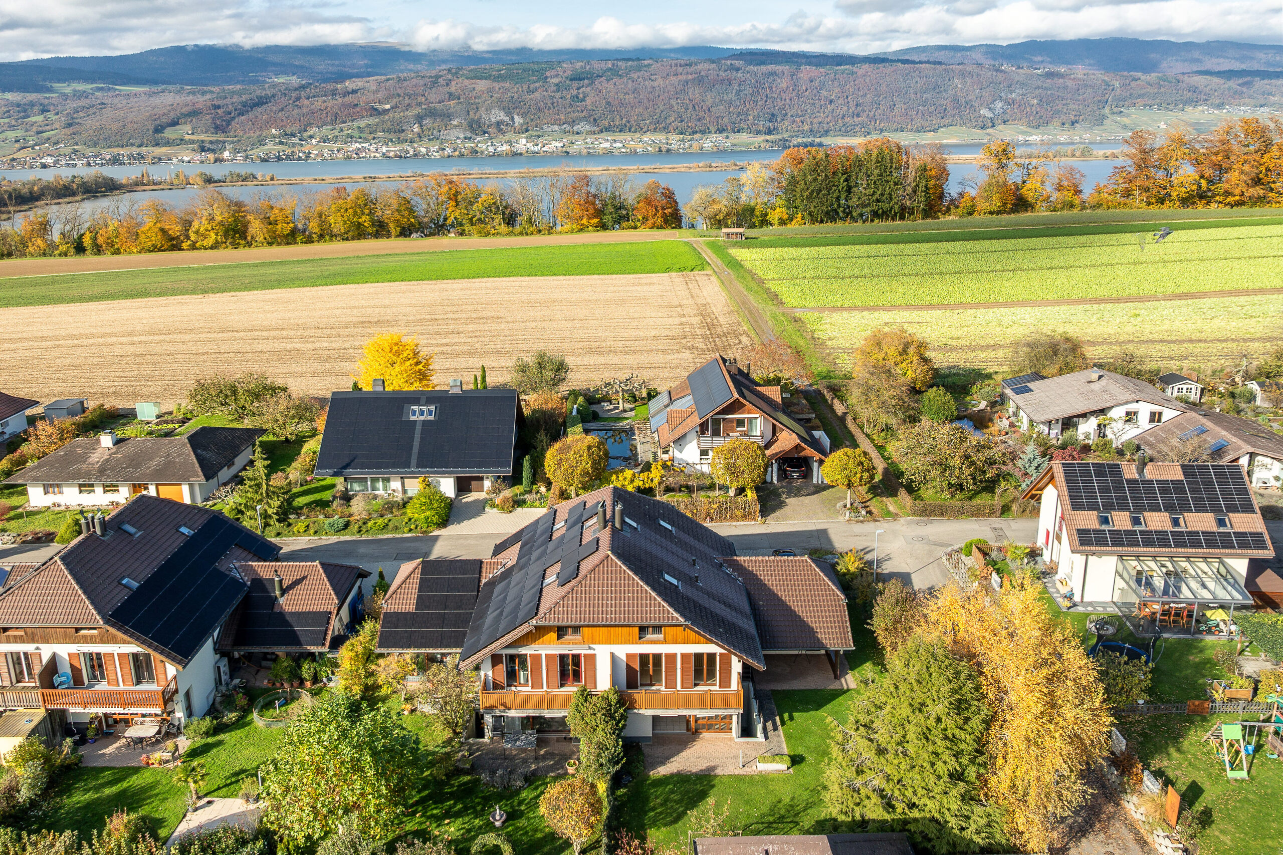 SÜDANSICHT MIT SEE IM HINTERGRUND