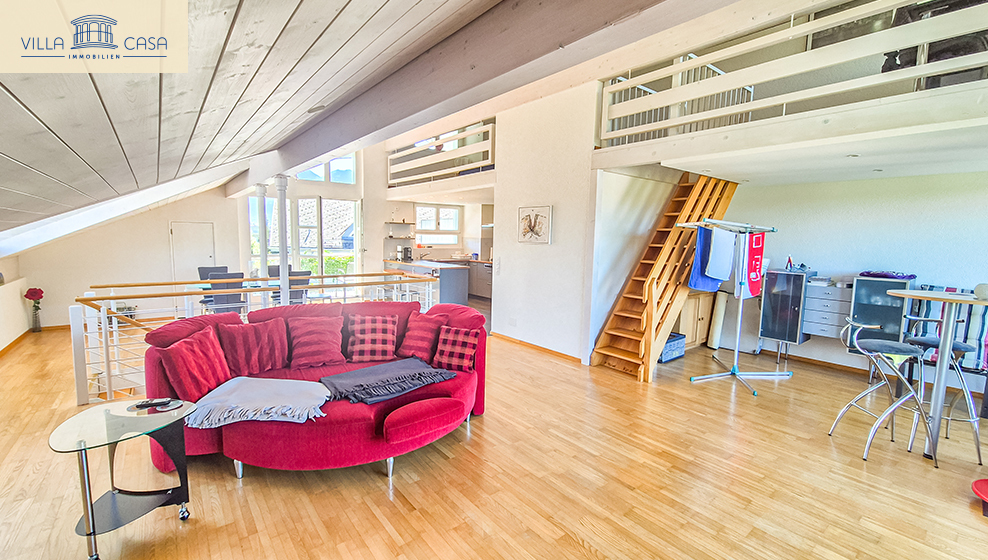 Wohnbereich mit Treppe zur Galerie