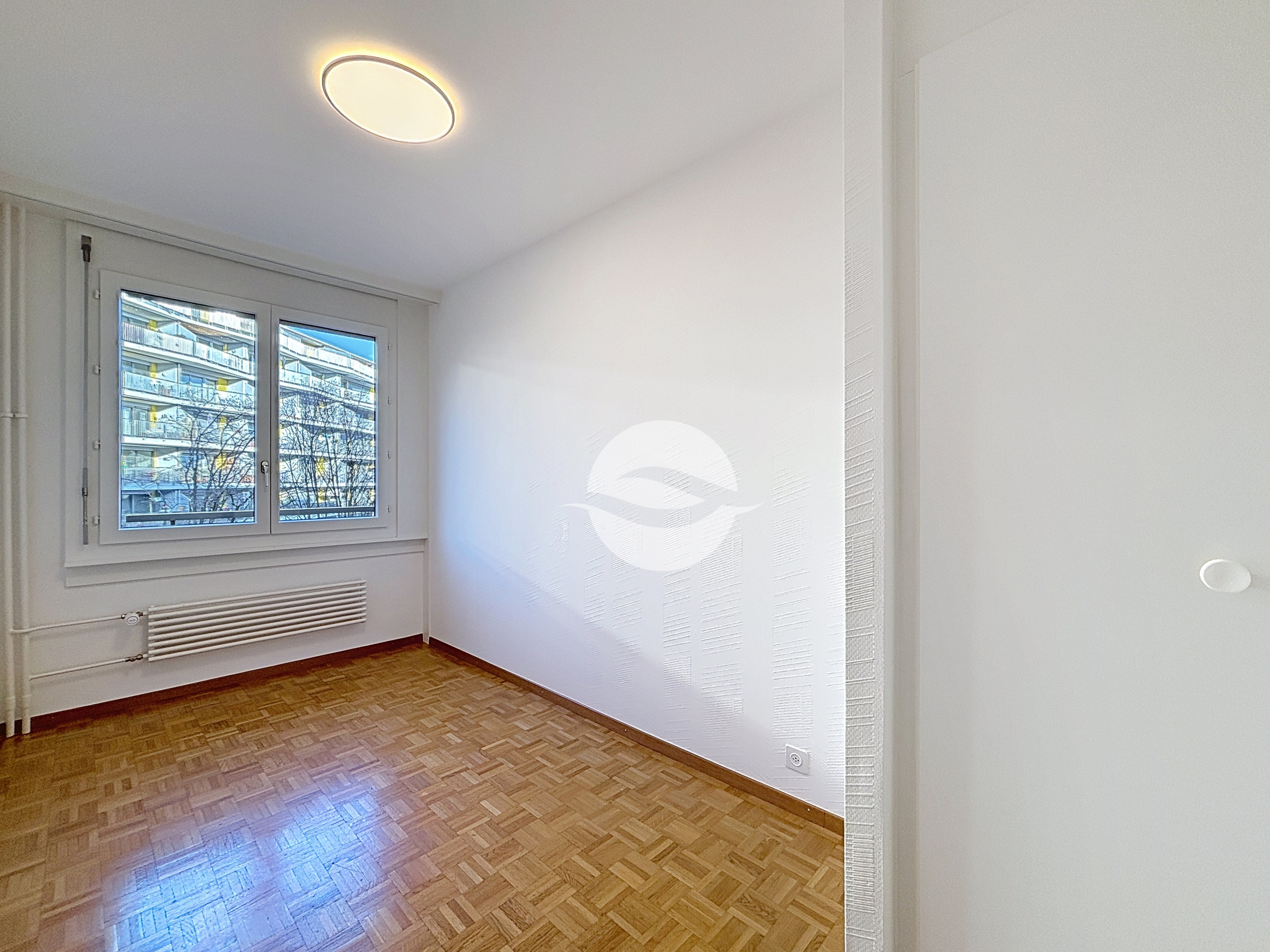 Chambre à coucher 2 avec armoires 