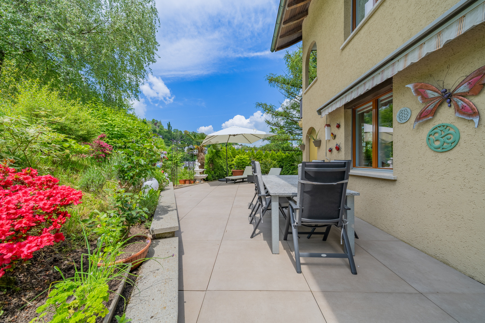 Gemütlicher Sitzplatz hinter dem Haus