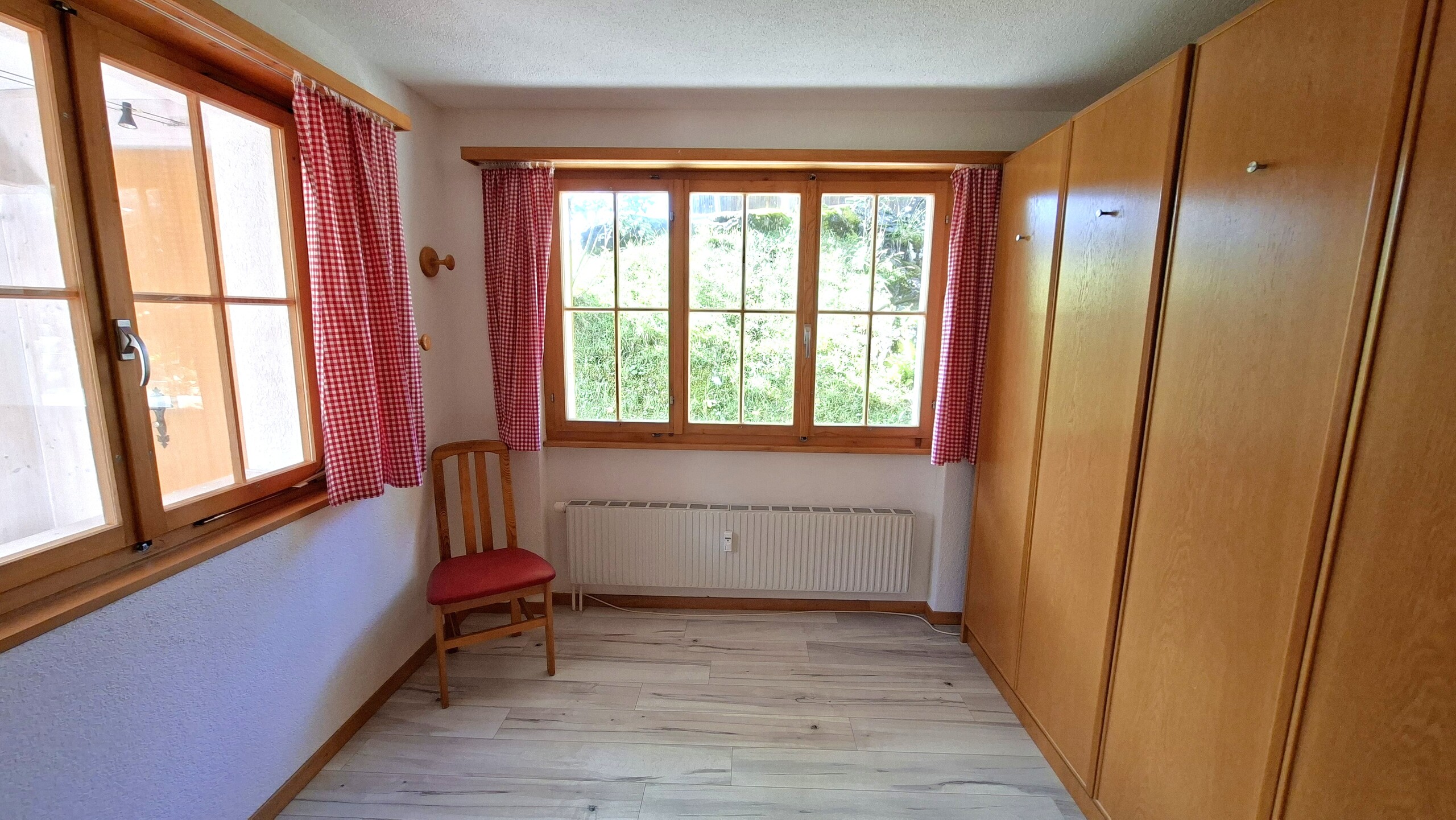 Schlafzimmer mit zwei Schrankbetten