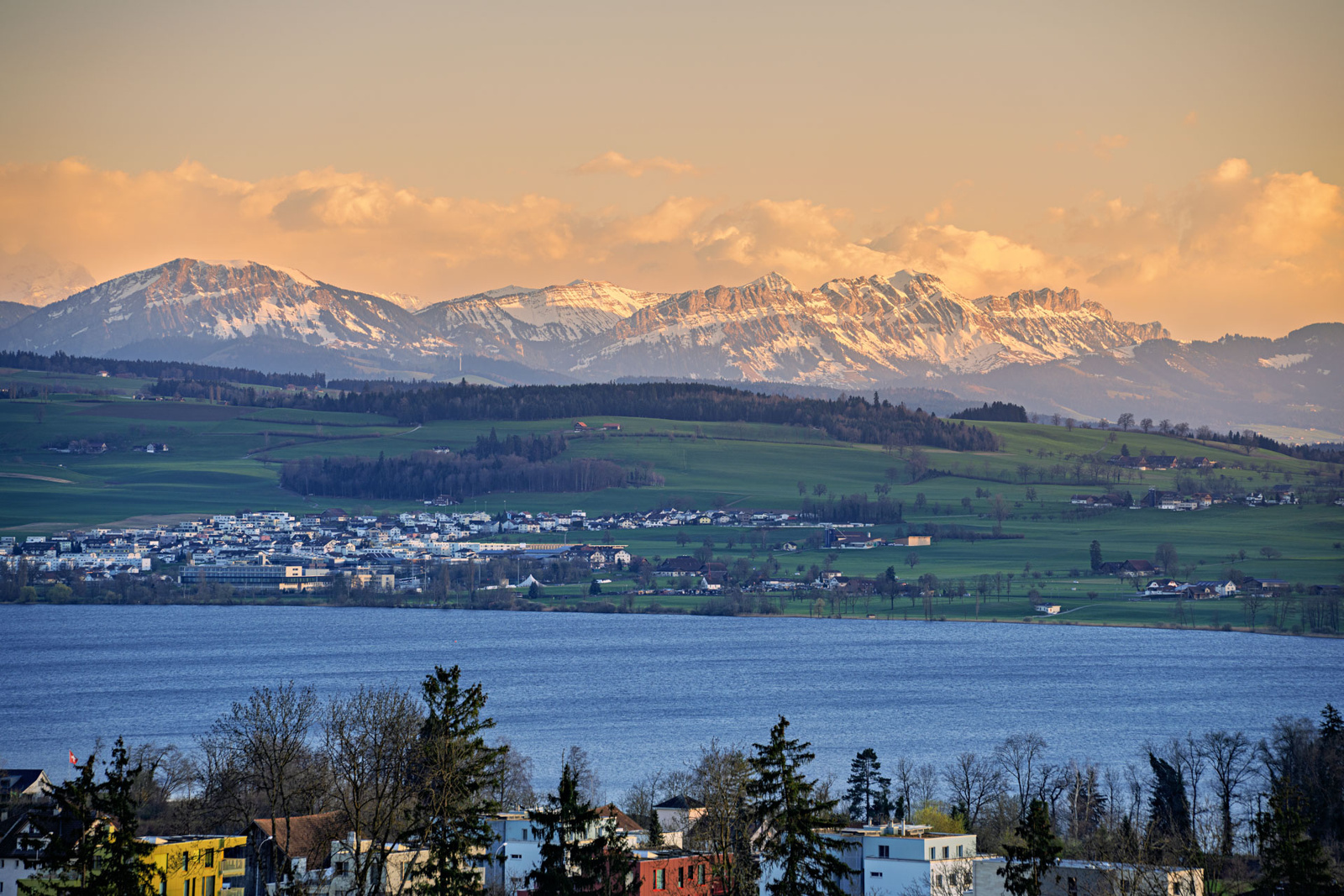 Aussicht auf See und Berge