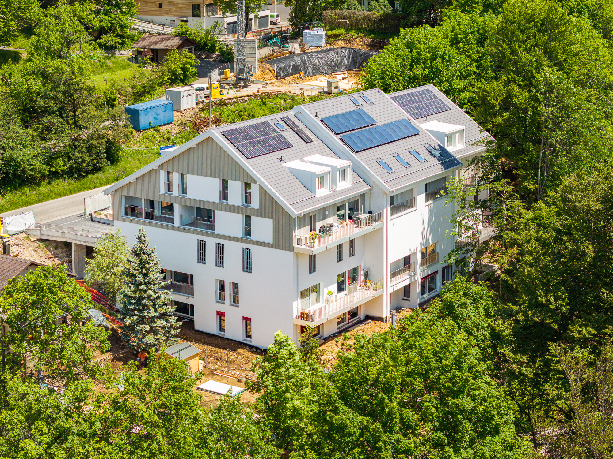 Appartements construits à St-Cergue : l'immeuble inscrit dans écrin de verdure.