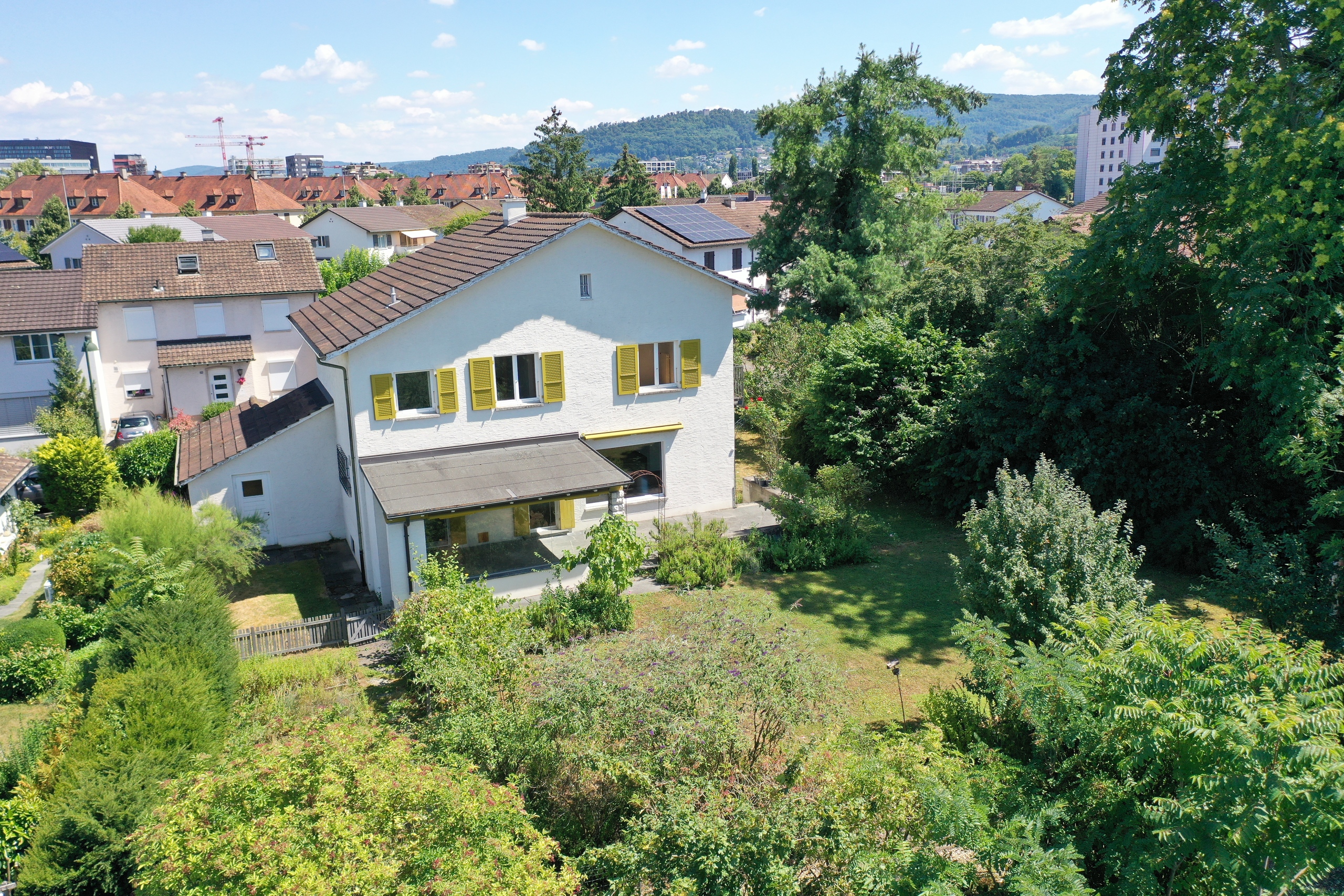 Haus Ansicht mit Garten 