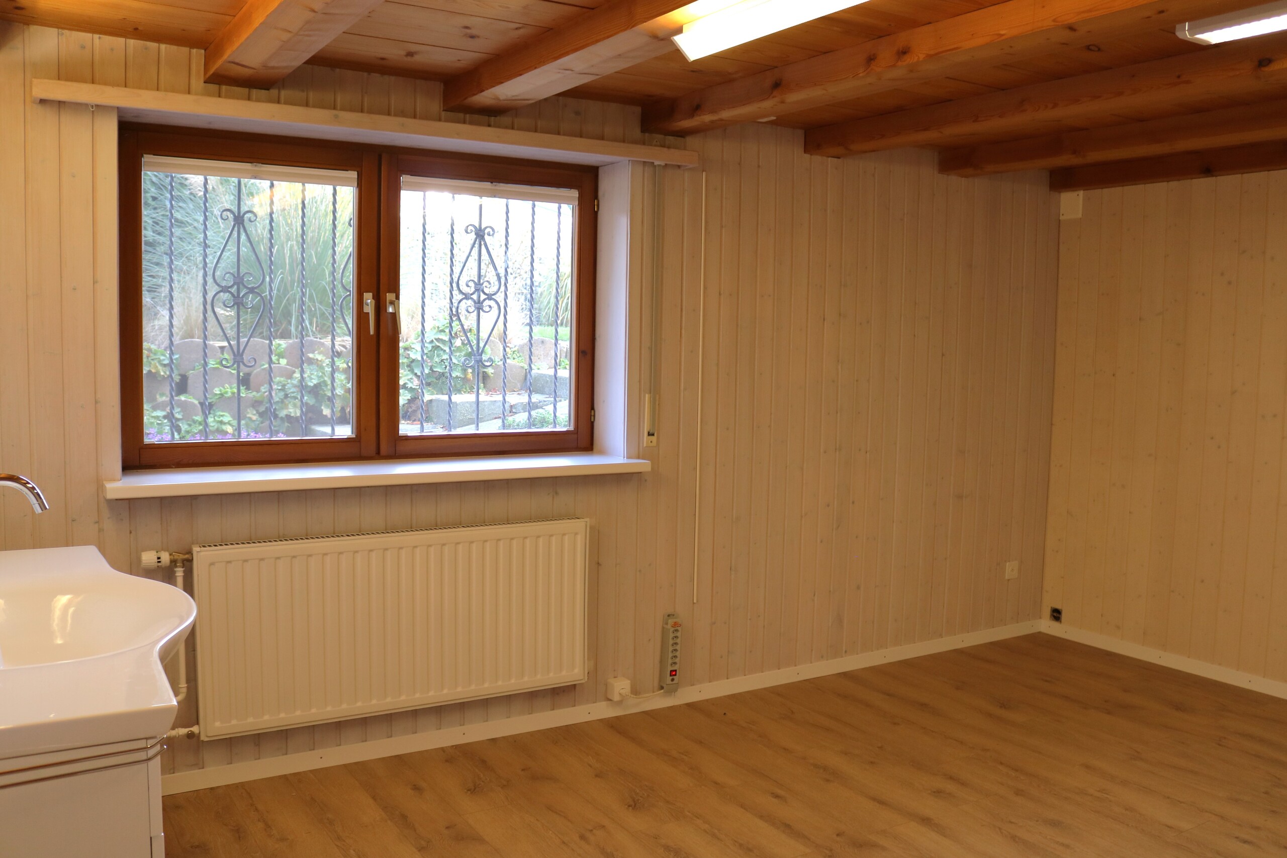 Zimmer UG mit Lavabo