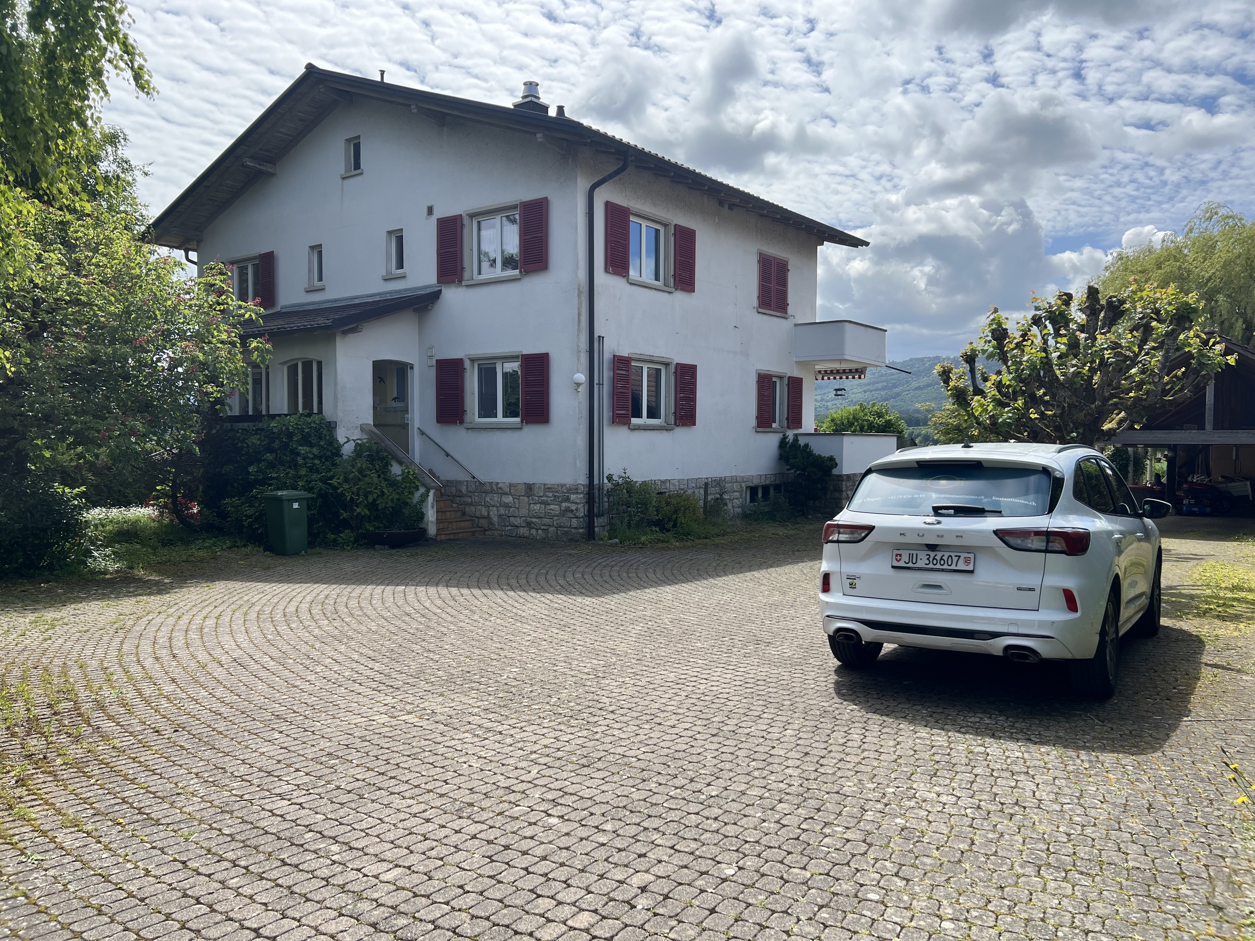 maison avec de nombreuse place de parking 