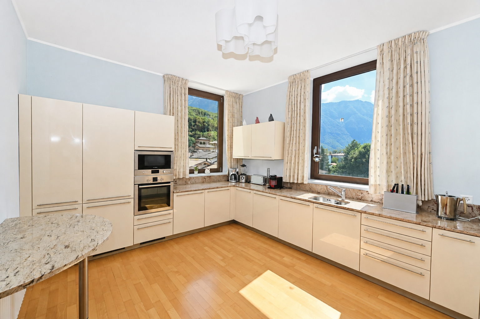 Interior view 8