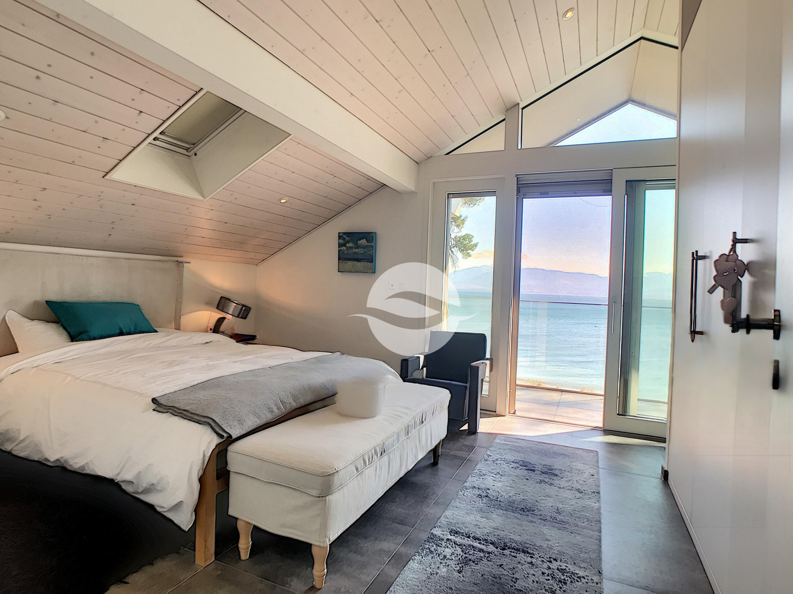 1er : Chambre avec dressing, balcon vue lac et salle de douche privée