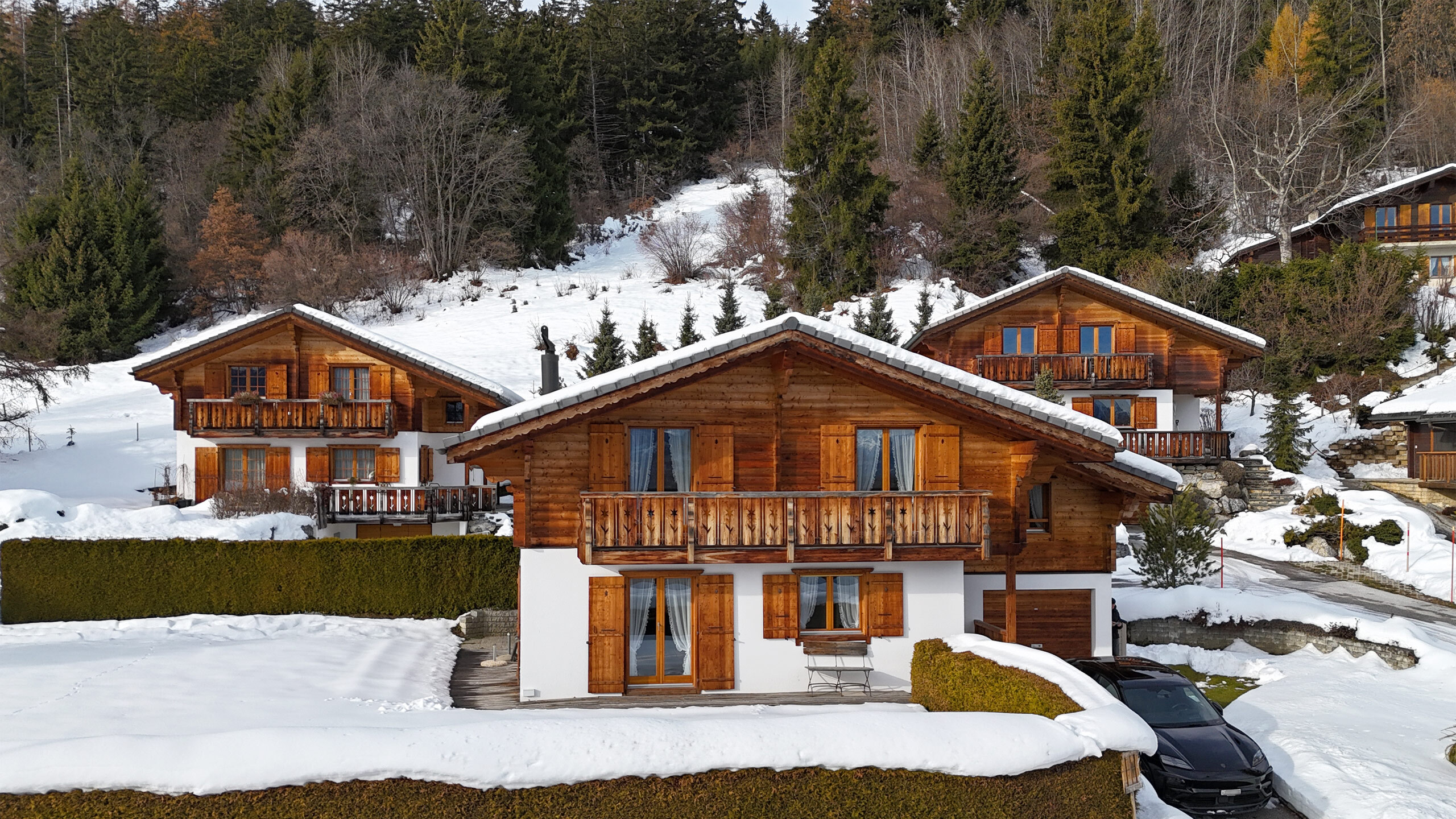 Vue sur le chalet depuis l'extérieur