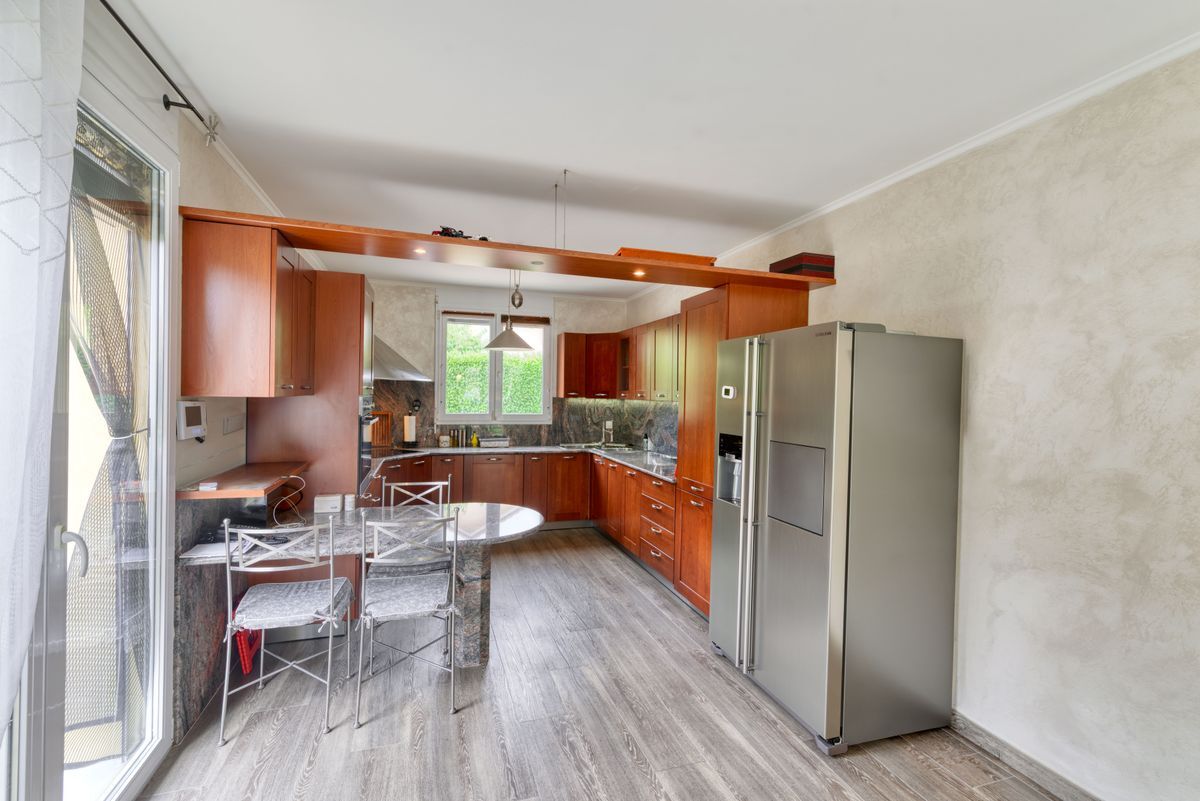 Cuisine équipée avec îlot central et électroménager moderne. Cuisine équipée avec îlot central et électroménager moderne.