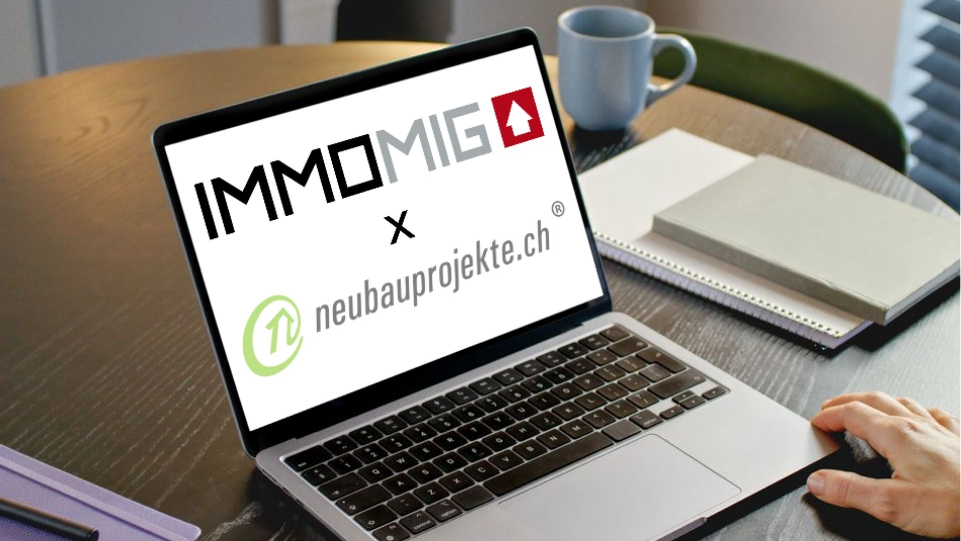 Laptop mit den Logos von Immomig® und neubauprojekte.ch zur neuen Schnittstelle für die Publikation von Neubauprojekten.