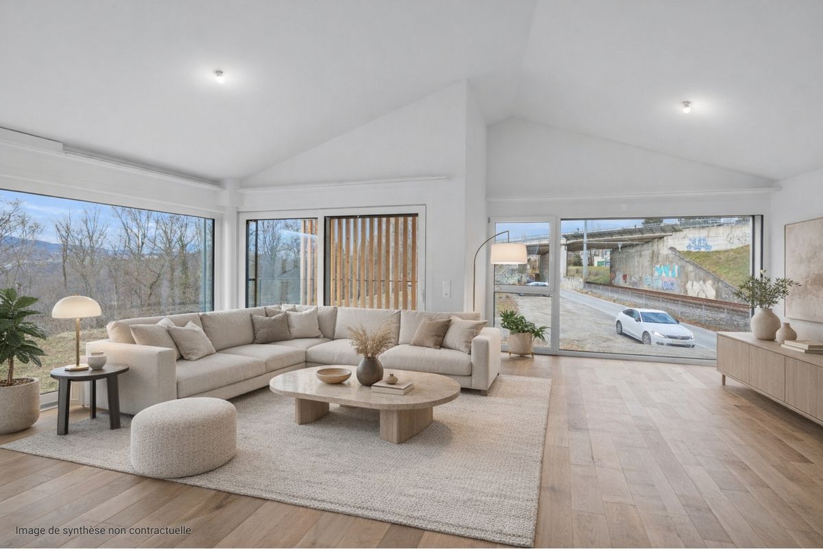 Salon lumineux avec canapé et grandes fenêtres. Salon lumineux avec canapé et grandes fenêtres.