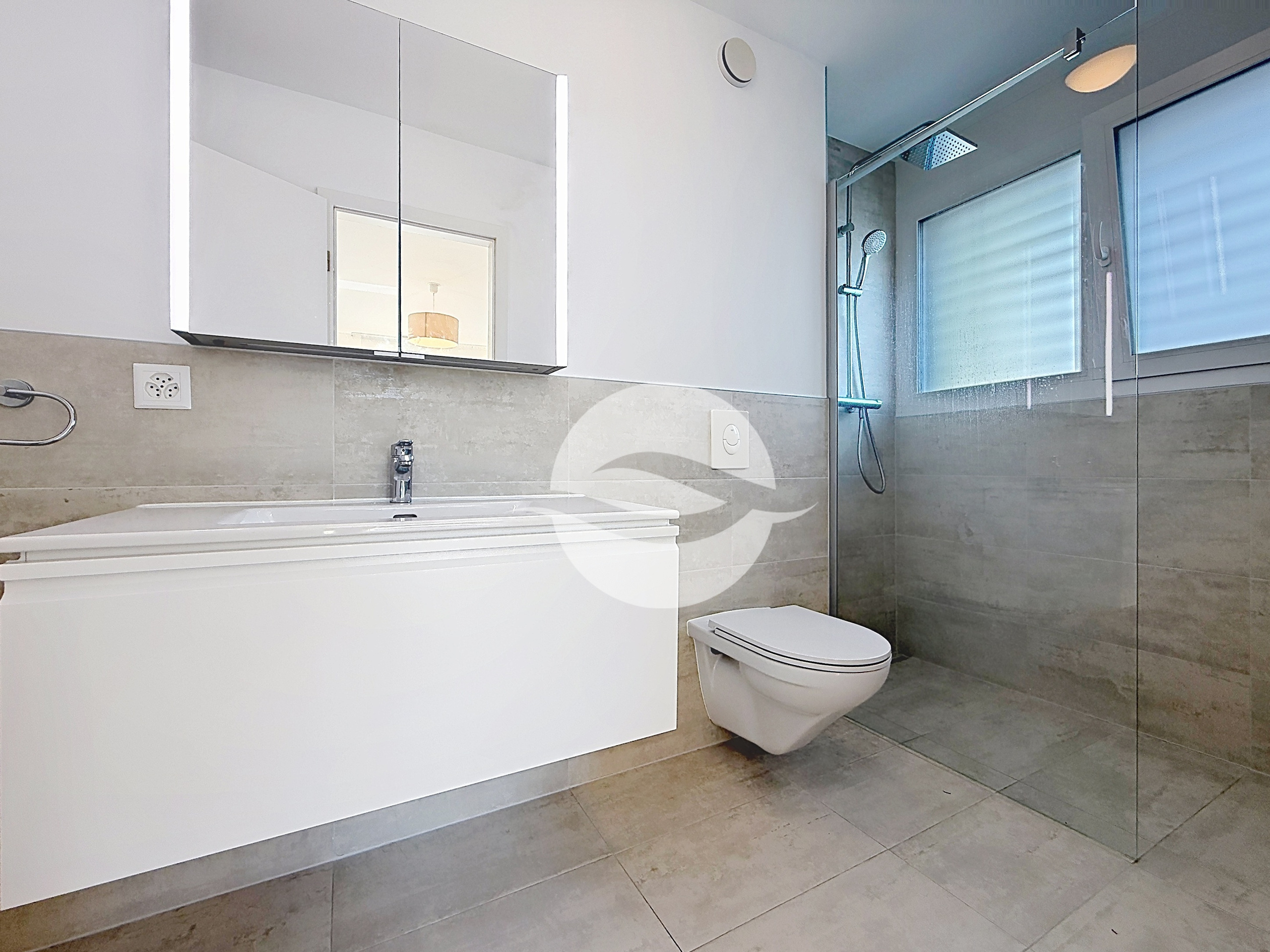 1er : Chambre parentale avec armoire et salle de douche privée