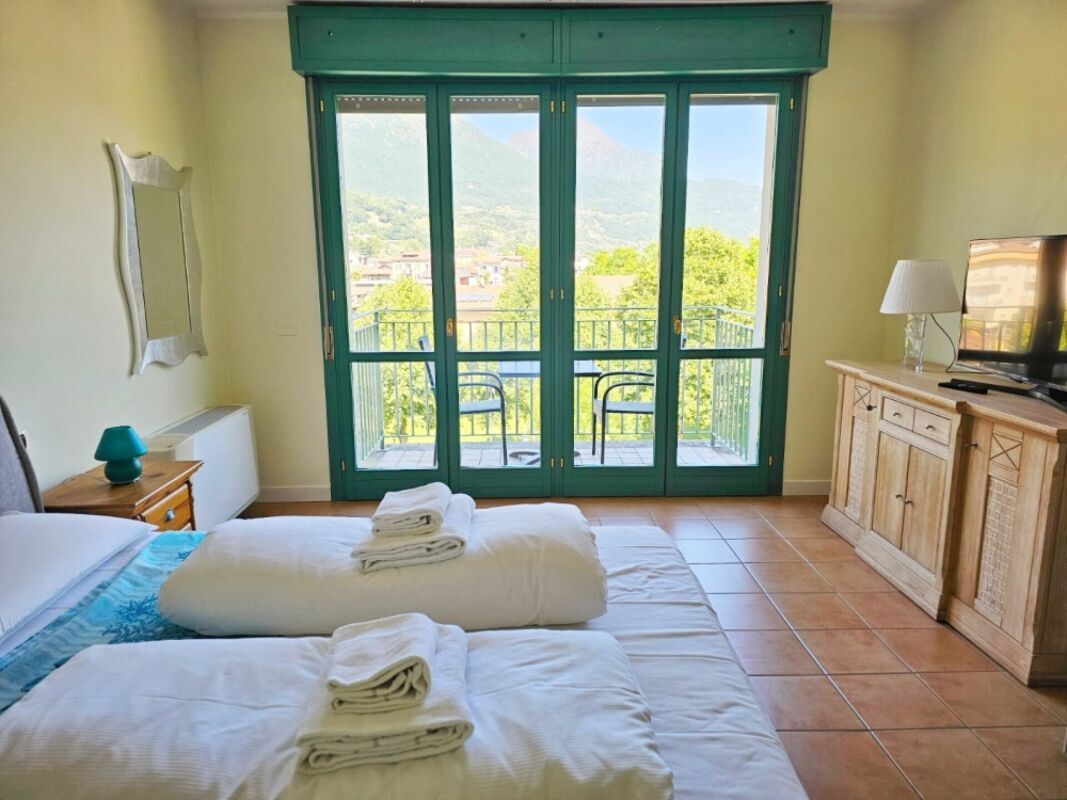 Schlafzimmer mit Blick zum Balkon