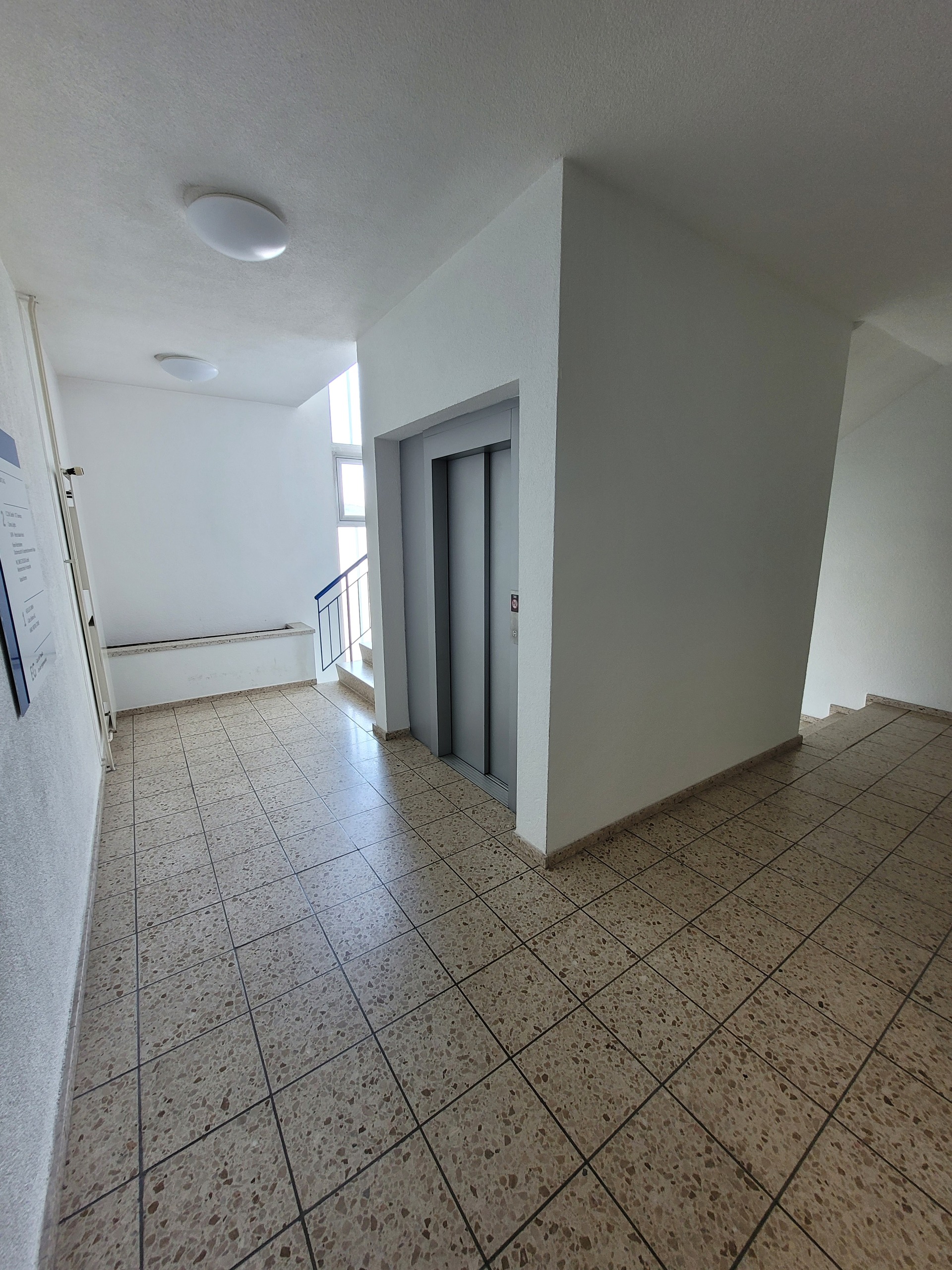 Treppenhaus mit Personenlift