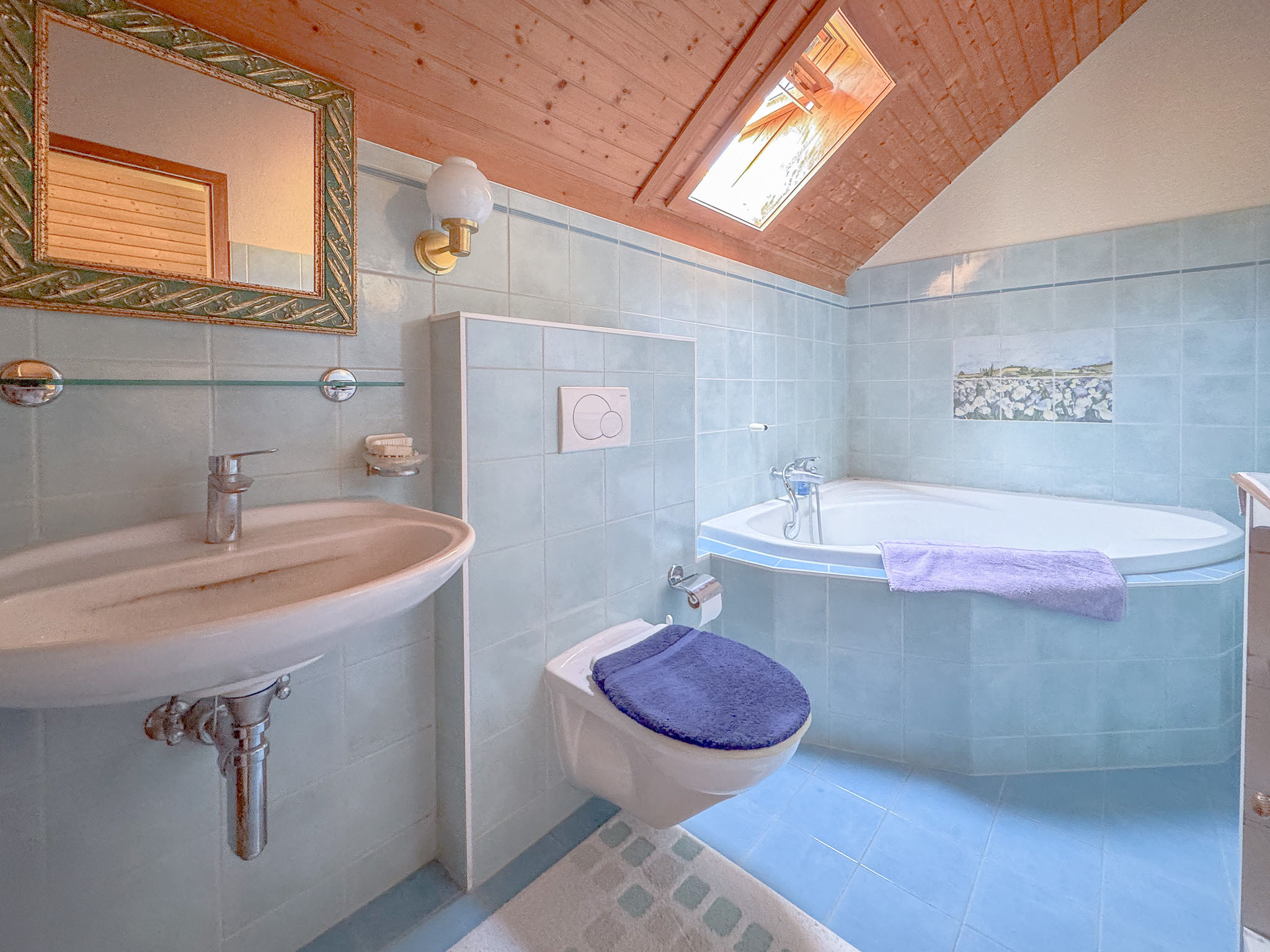 A l'étage : salle d'eau  A l'étage : salle d'eau