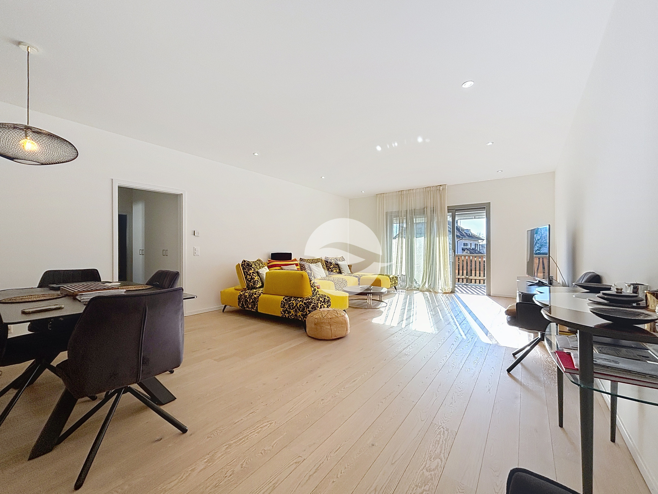 Séjour/ salle à manger avec accès à la grande terrasse Séjour/ salle à manger avec accès à la grande terrasse