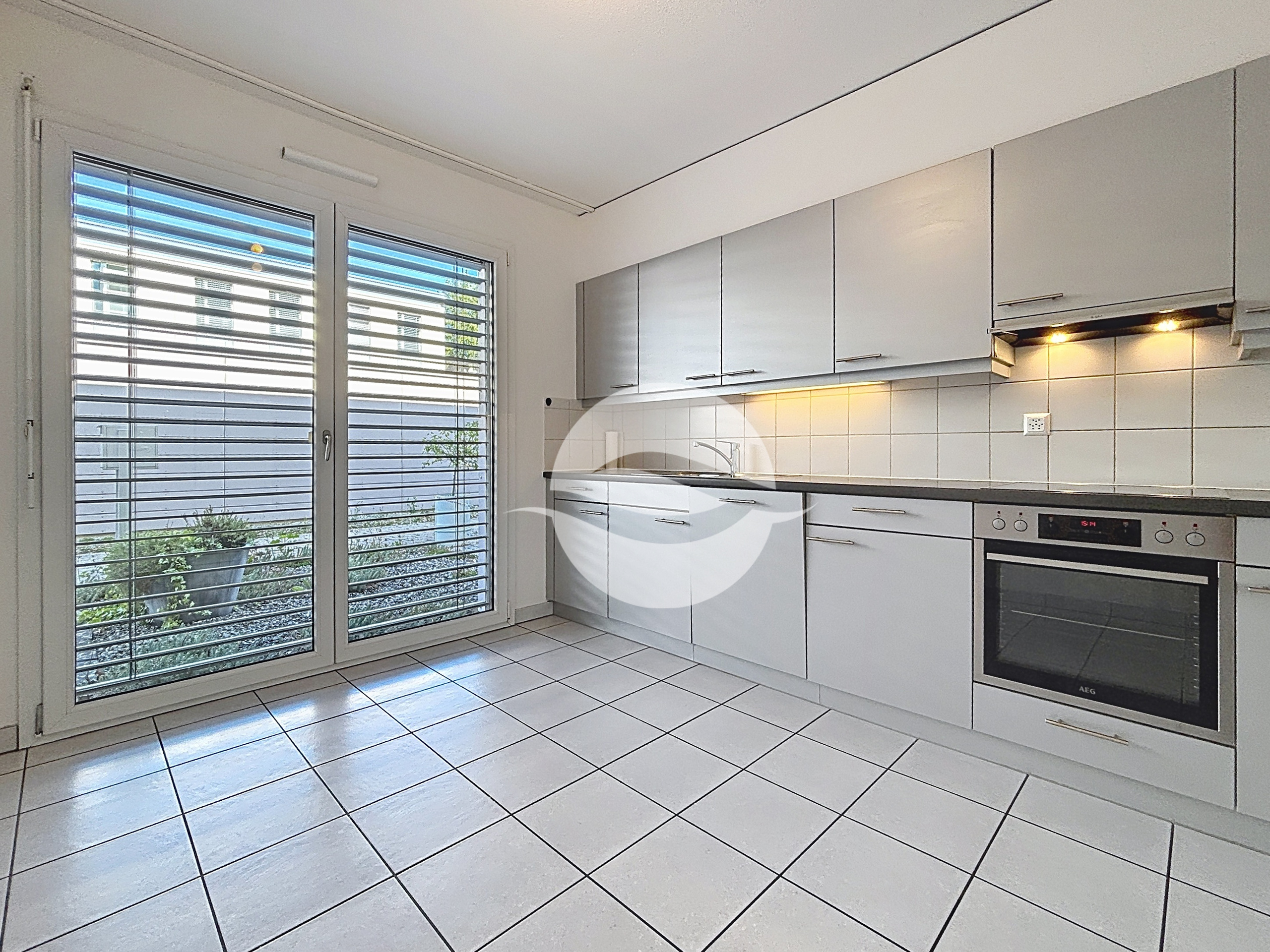 Cuisine fermée équipée et habitable avec accès petite terrasse Cuisine fermée équipée et habitable avec accès petite terrasse
