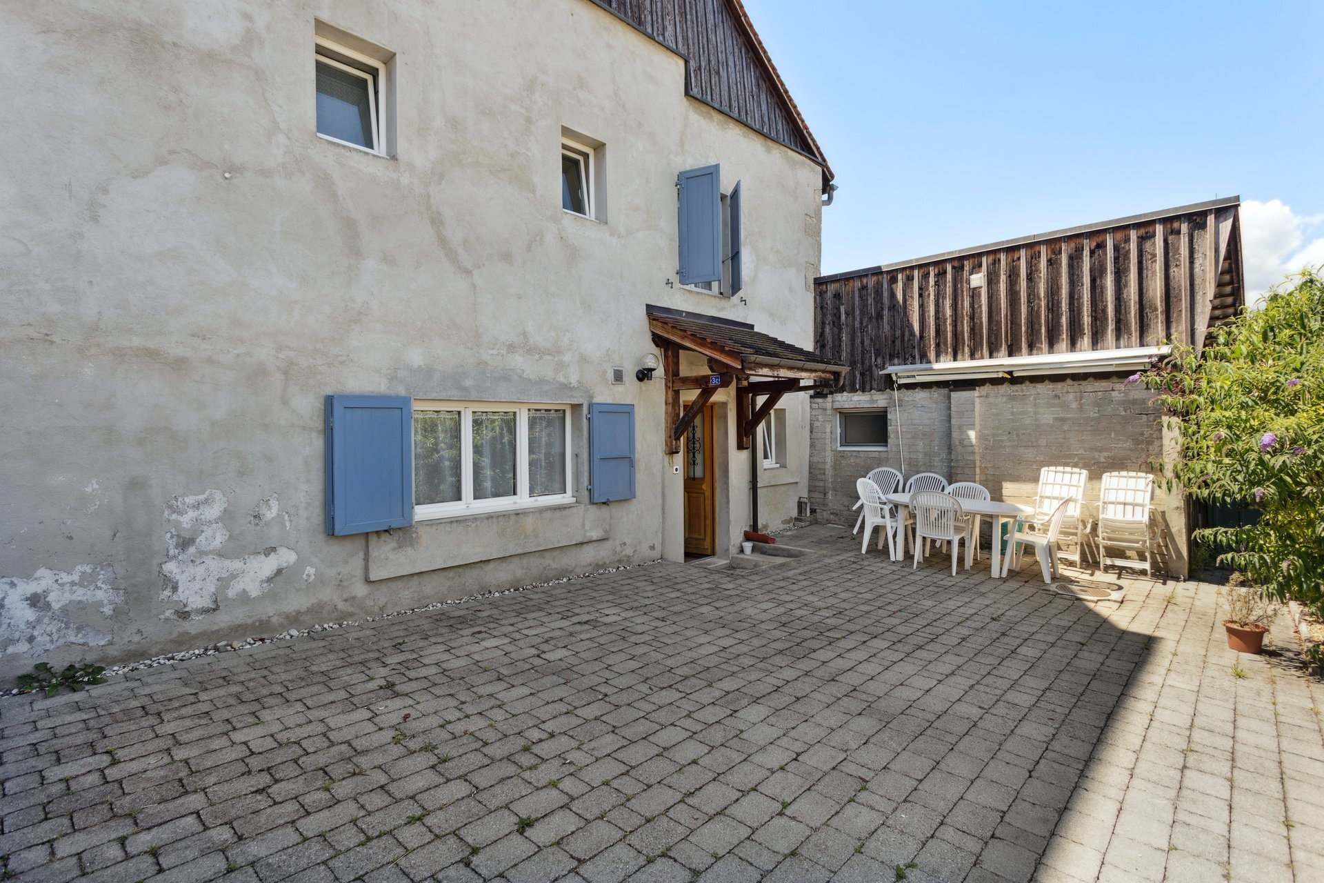 Terrasse et places de parc extérieures appartement 3c