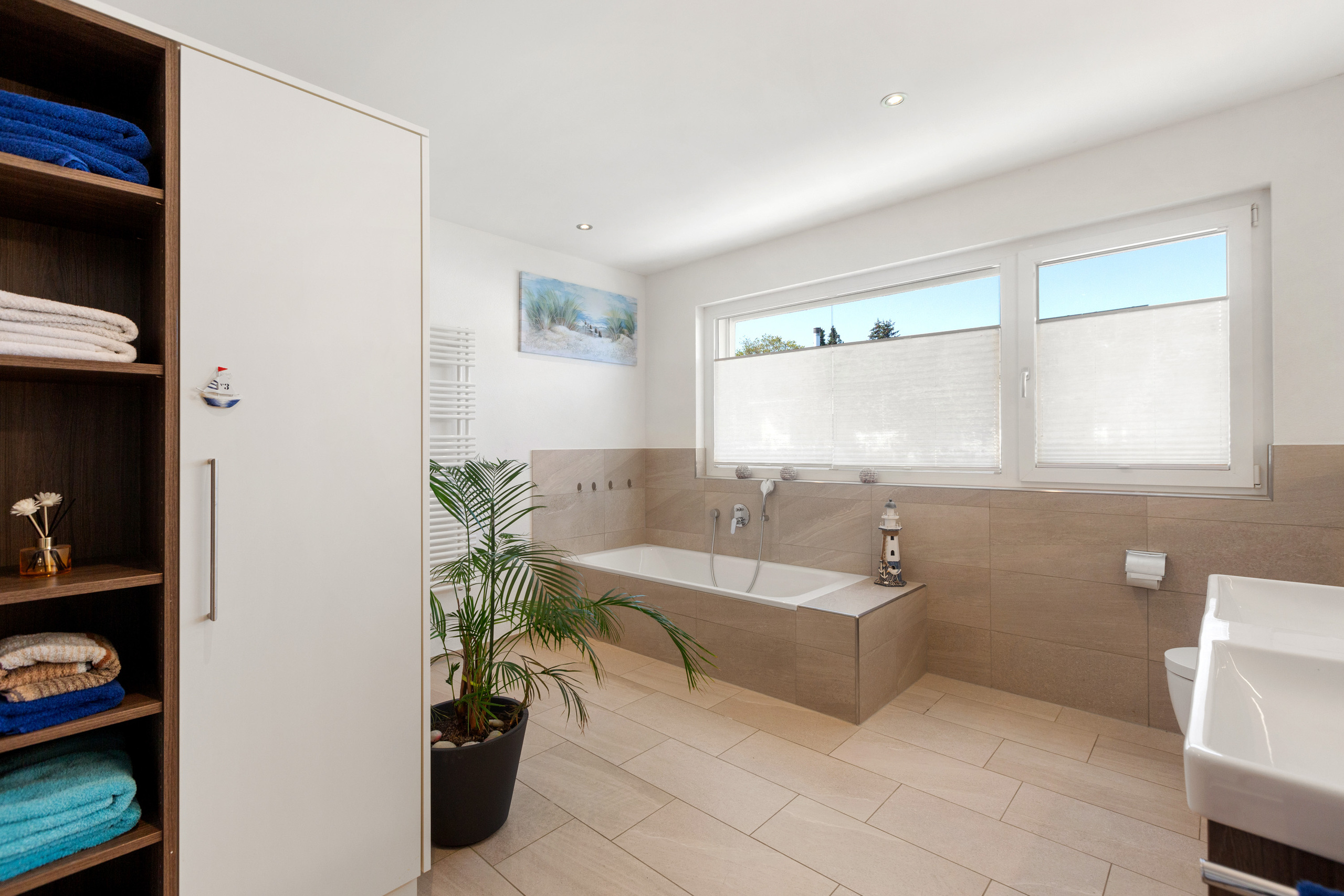 Helles Badezimmer mit eleganter Badewanne. Helles Badezimmer mit eleganter Badewanne.