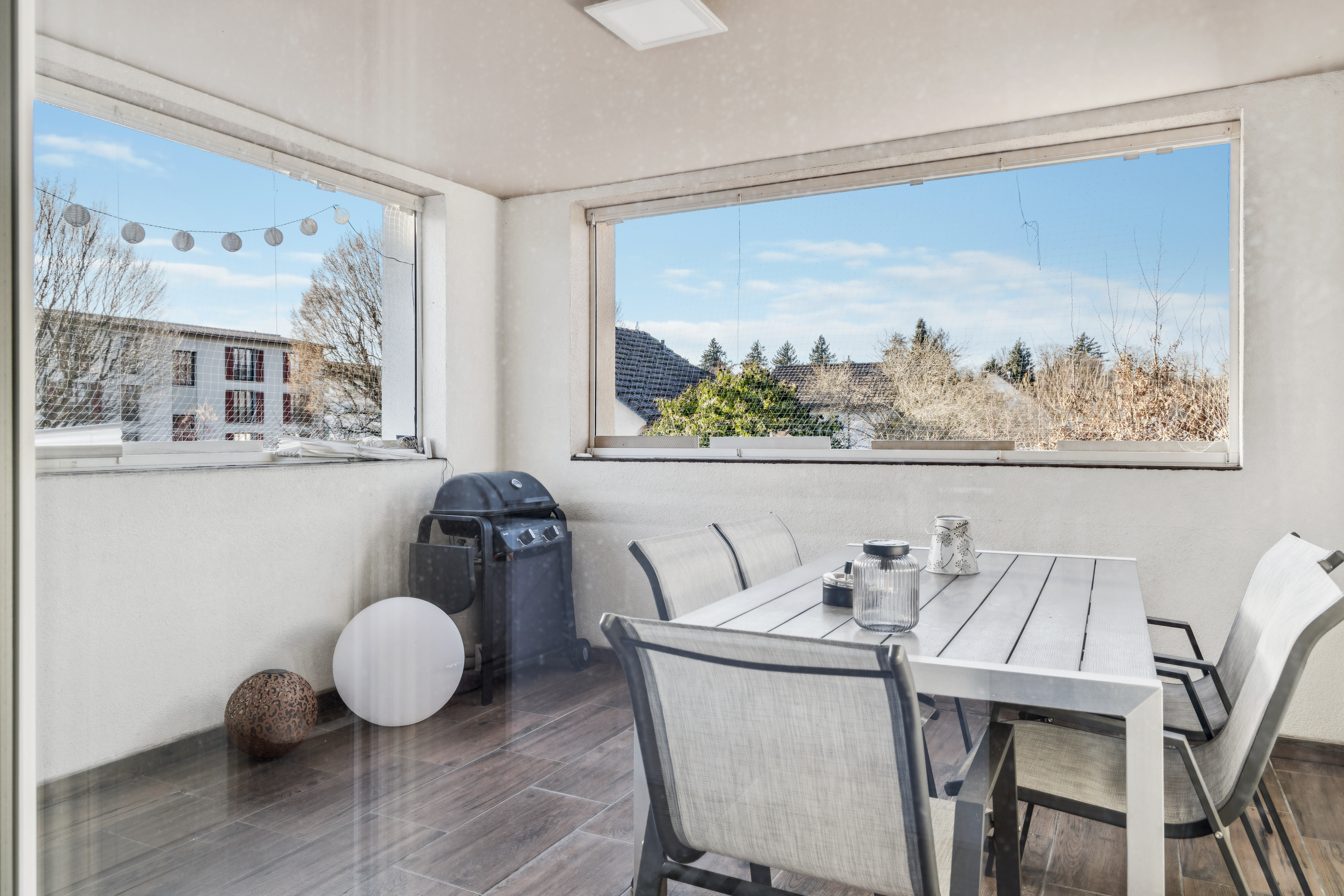 Grand balcon avec de la place pour un salon ou une table à manger