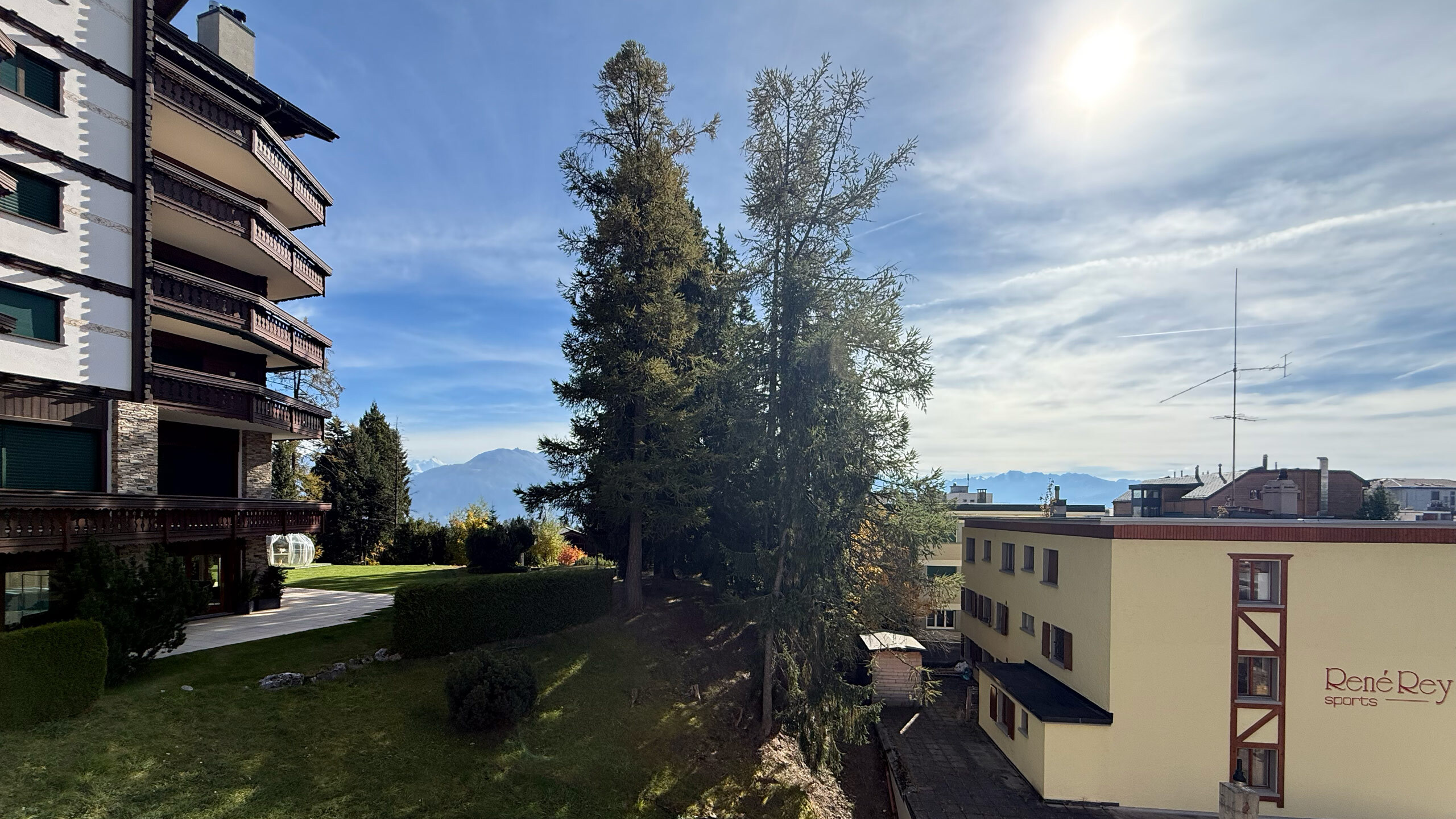 Vue extérieure Sud depuis le balcon Vue extérieure Sud depuis le balcon