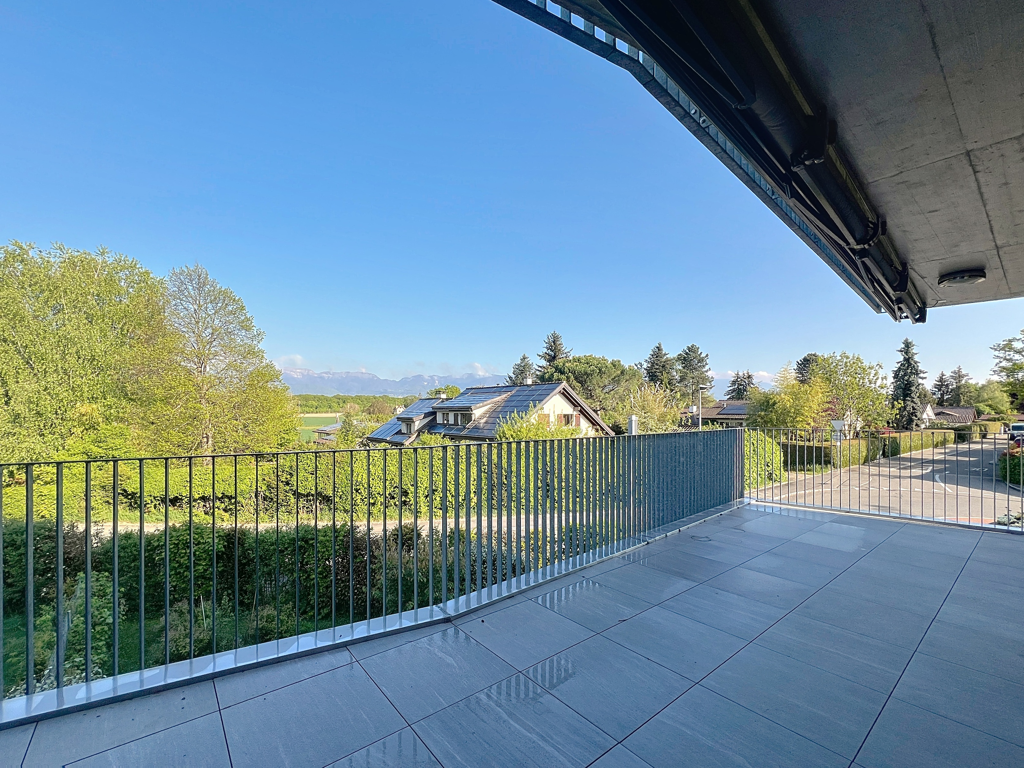 Terrasse exposée ouest avec vue lointaine sur le Jura