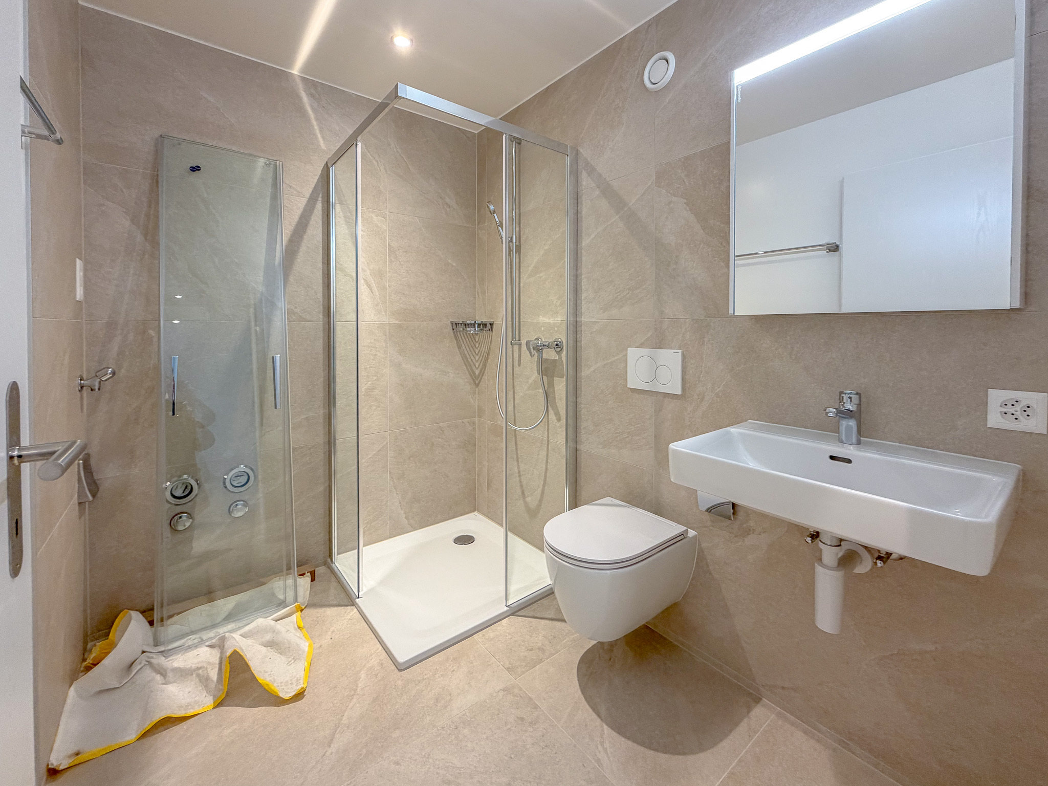 Salle de douche avec pré-équipement pour une colonne de lavage